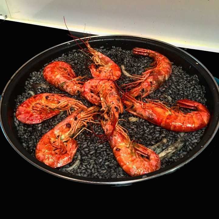 Riz noir aux nois de Saint-Jacques et Gambas fumées