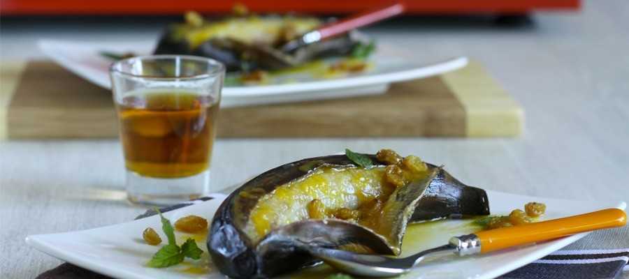 Bananes flambées, sauce à l'orange et raisins