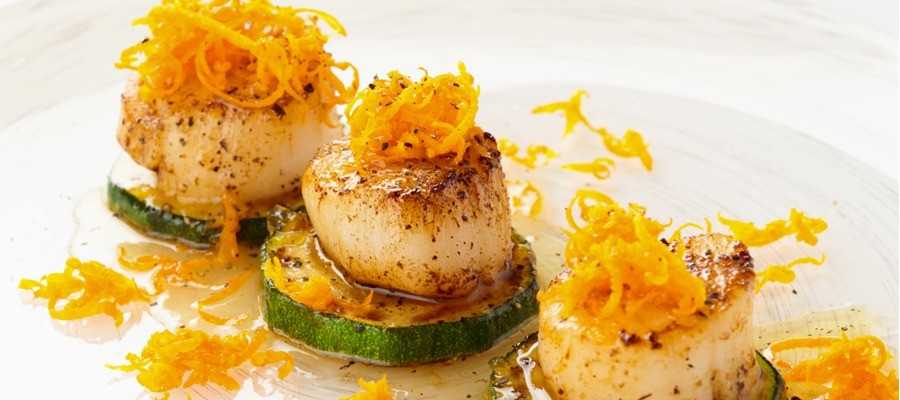 Sauté de Saint Jacques sur lit de courgettes