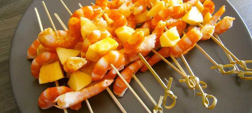 Brochettes de crevettes et pommes au curry