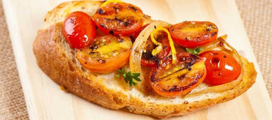 Tartines de tomates cerises et fromage de chèvre