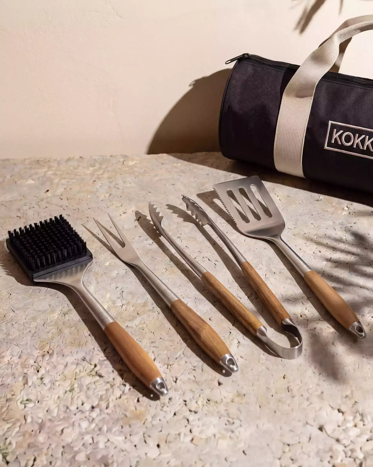 Set d'ustensiles barbecue Kokko 4 pièces (brosse, fourchette, pince, spatule) manches bois avec sacoche de rangement