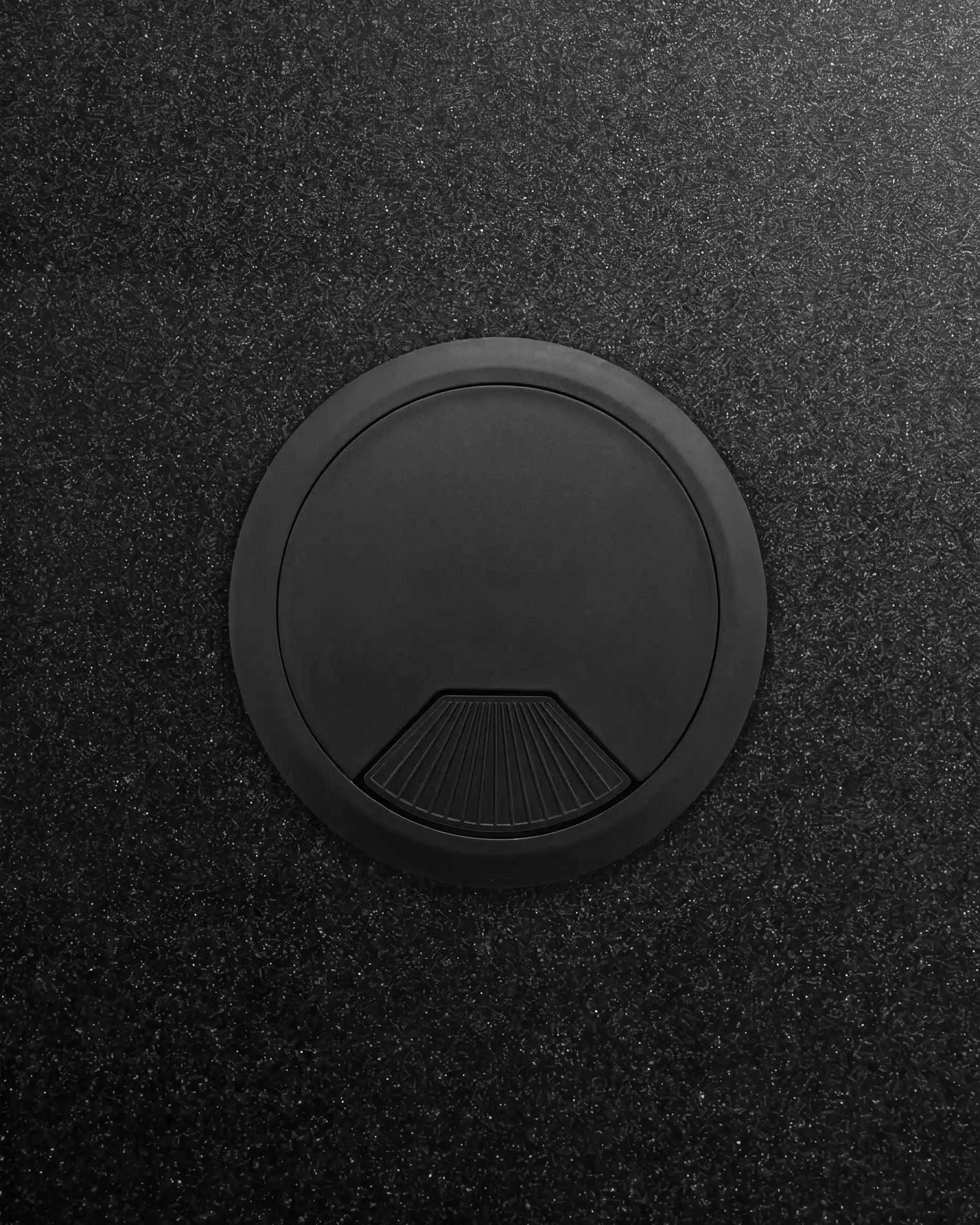 Cache-câble noir mat PILOTIS, panneau plat avec passage circulaire
