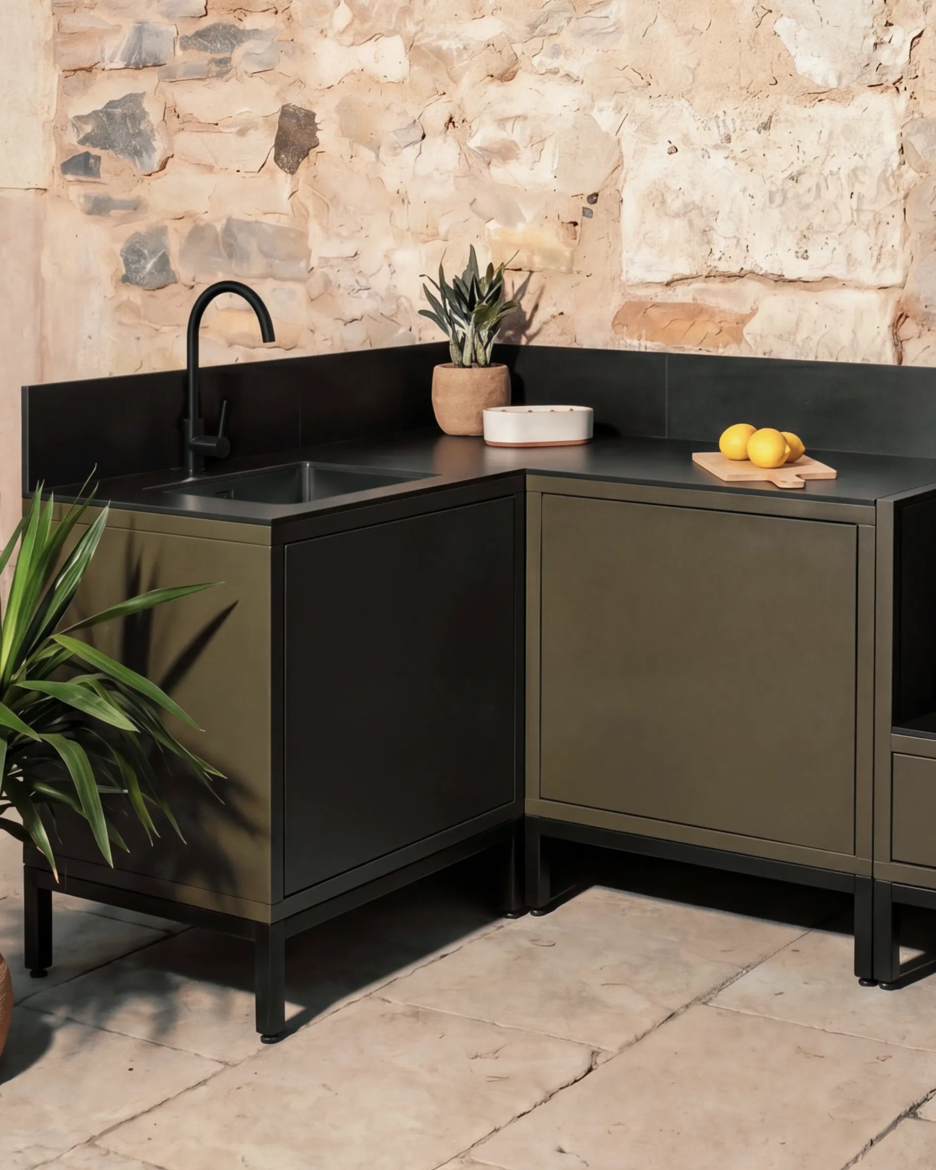 Caisson d'angle vert olive PILOTIS avec évier et plateau noir, cuisine extérieure