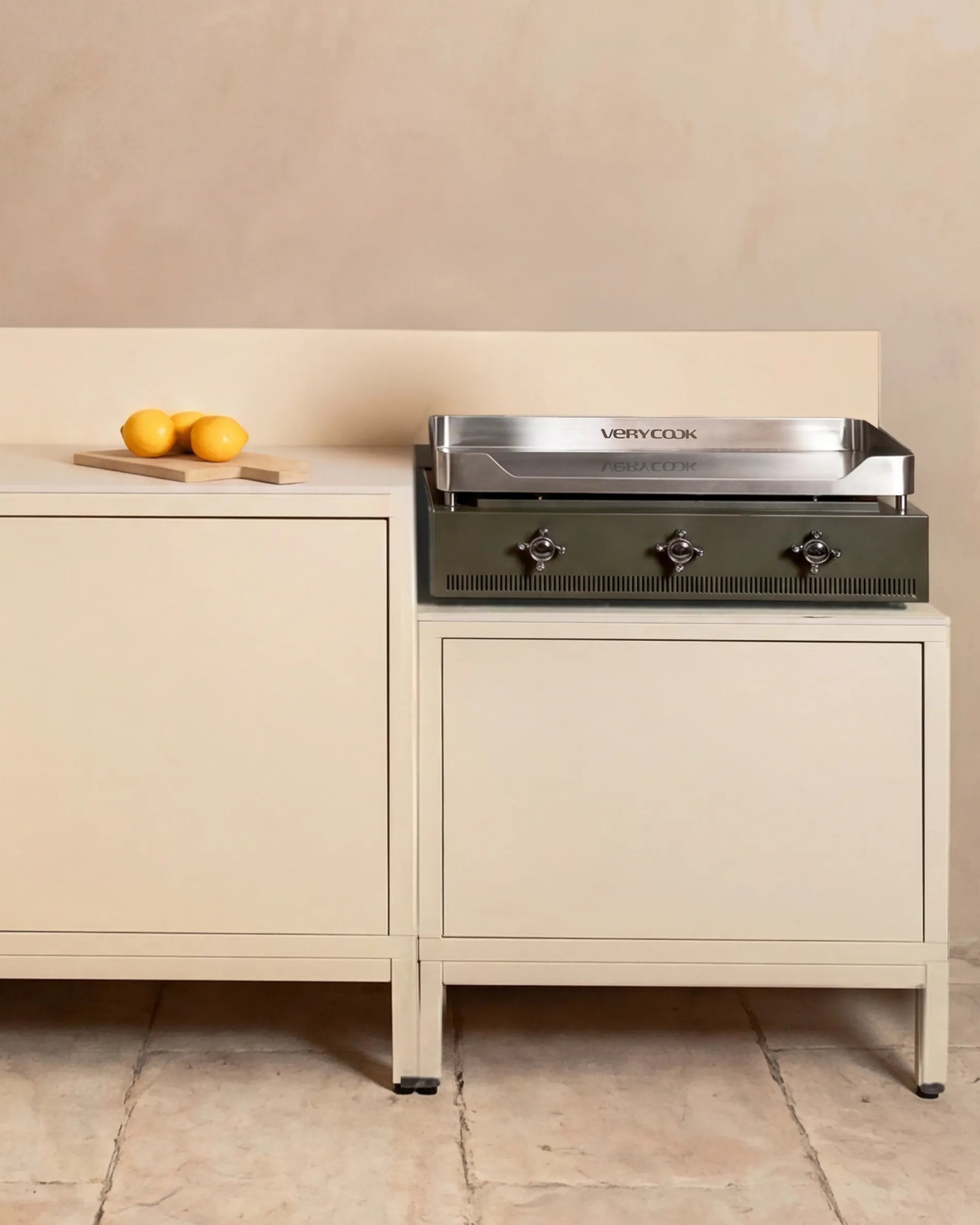 Plancha Verycook geïnstalleerd in beige-crèmekleurige PILOTIS-ombouw, buitenkeuken