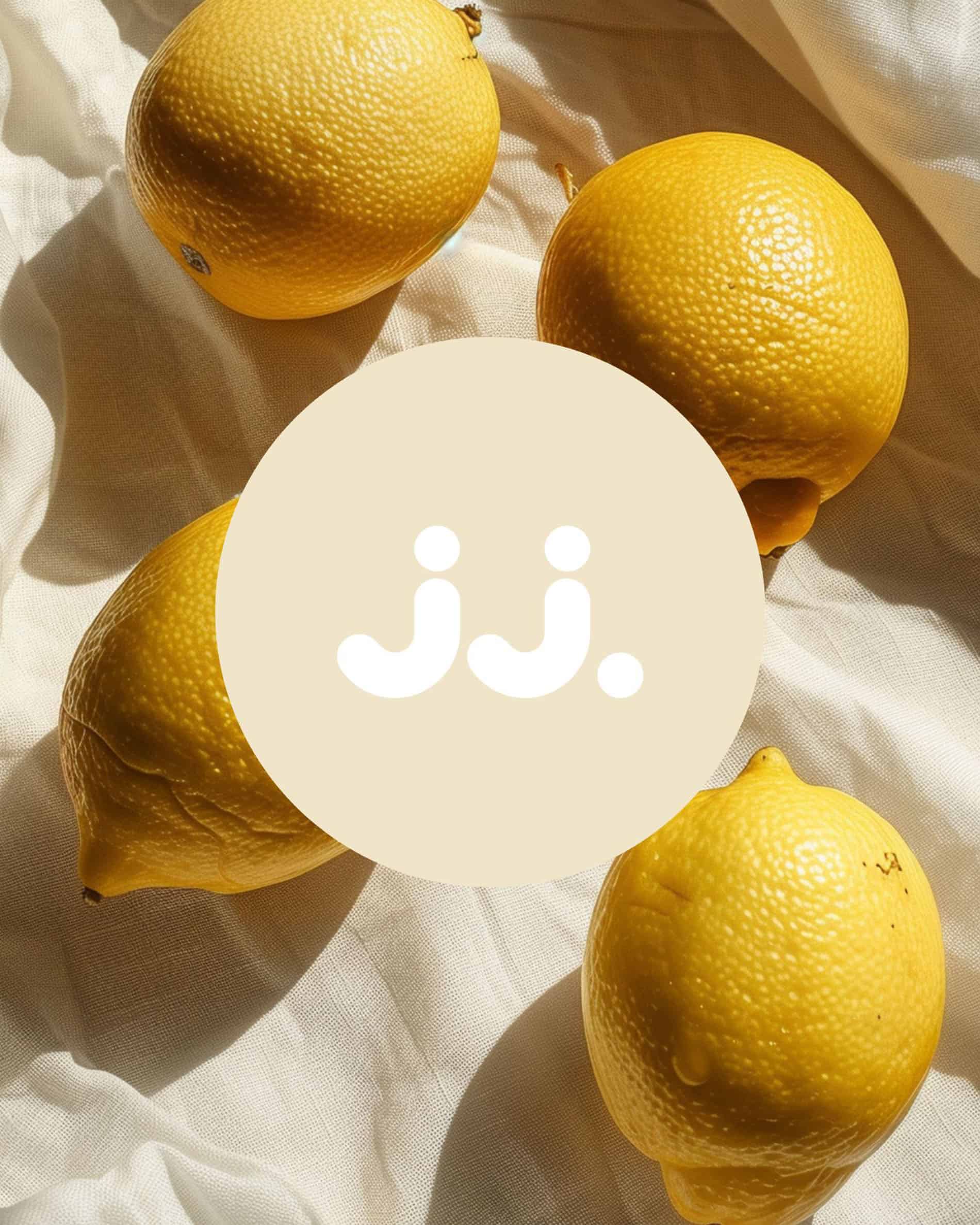 Citron jaune sur tissu clair avec logo jj., évoquant la senteur Citronnelle & Citron.