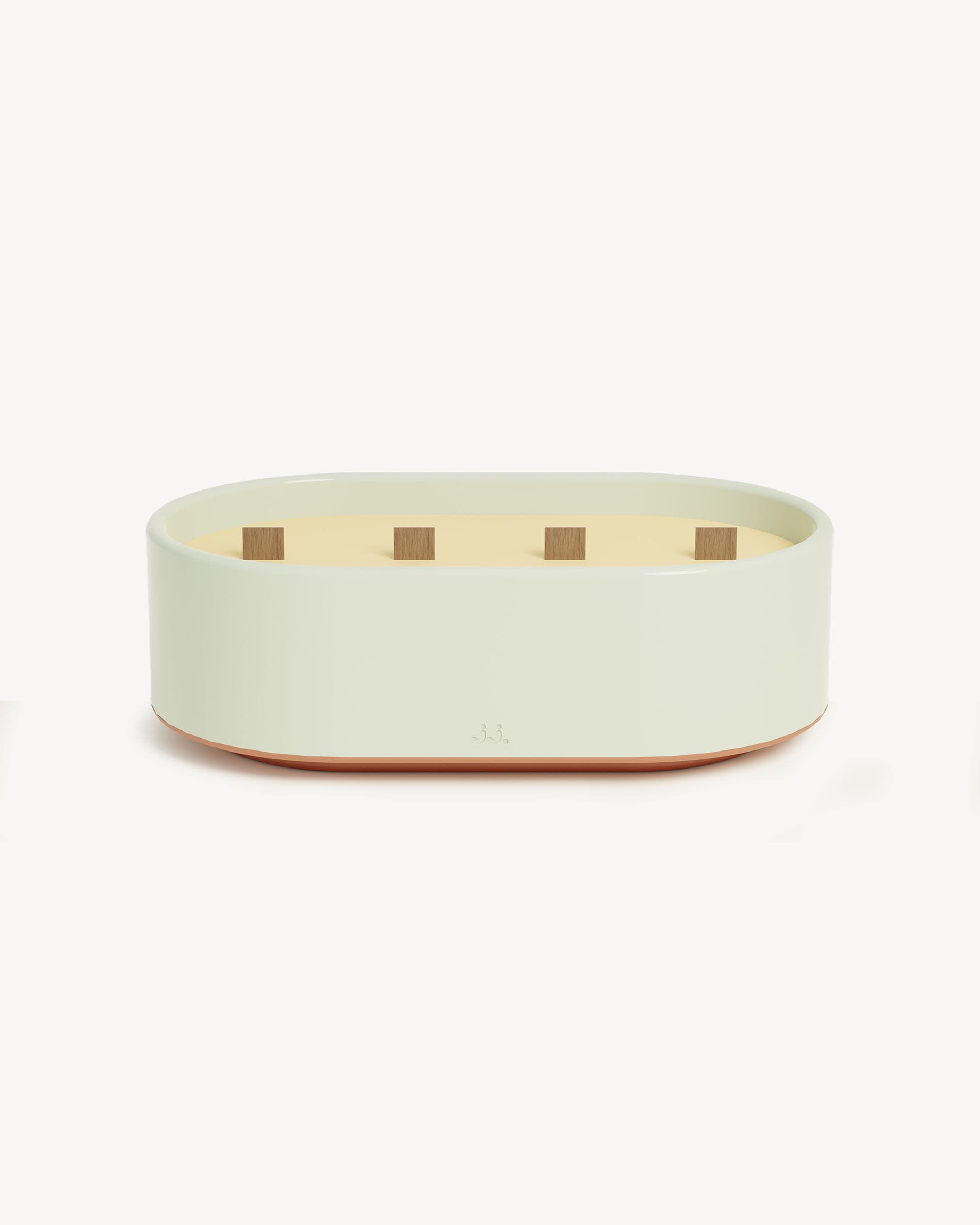 Bougie Totem L en céramique émaillée vert d’eau, parfumée à la citronnelle avec notes d’eucalyptus.