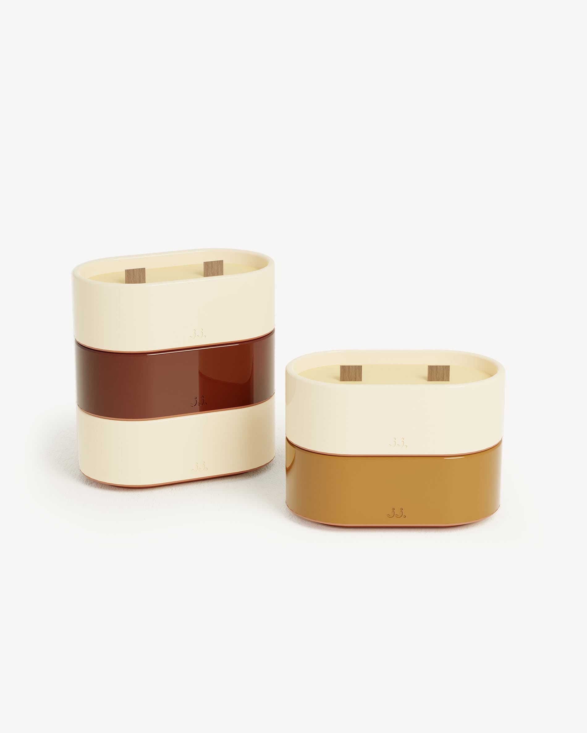 Totem S geurkaars van tweekleurig keramiek in ivoorbeige en oxide-rood, geparfumeerd met citronella en tonen van geranium.
