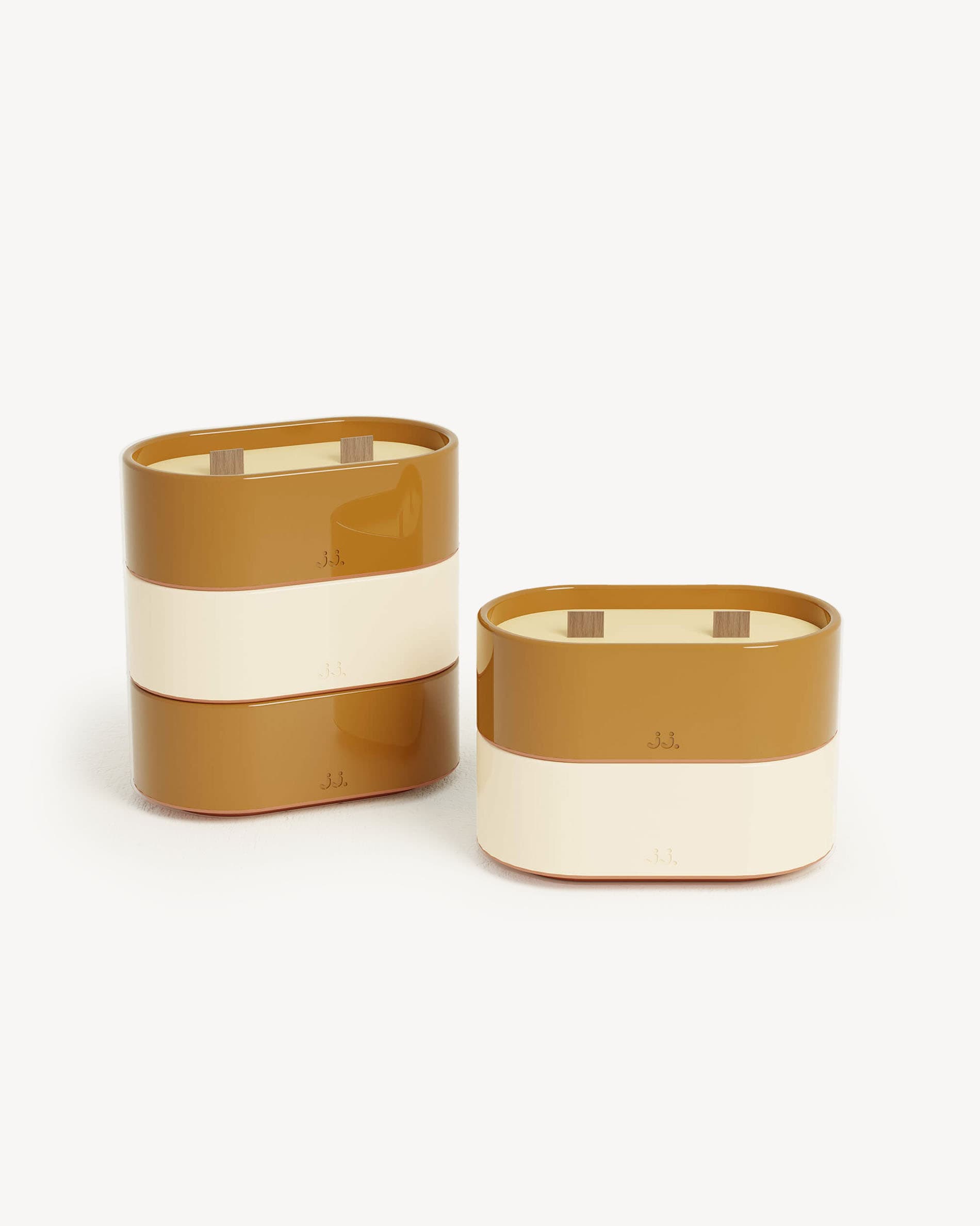 Totem L kaars van ivoorbeige en sienna-bruin keramiek, geparfumeerd met citronella en tonen van oranjebloesem.