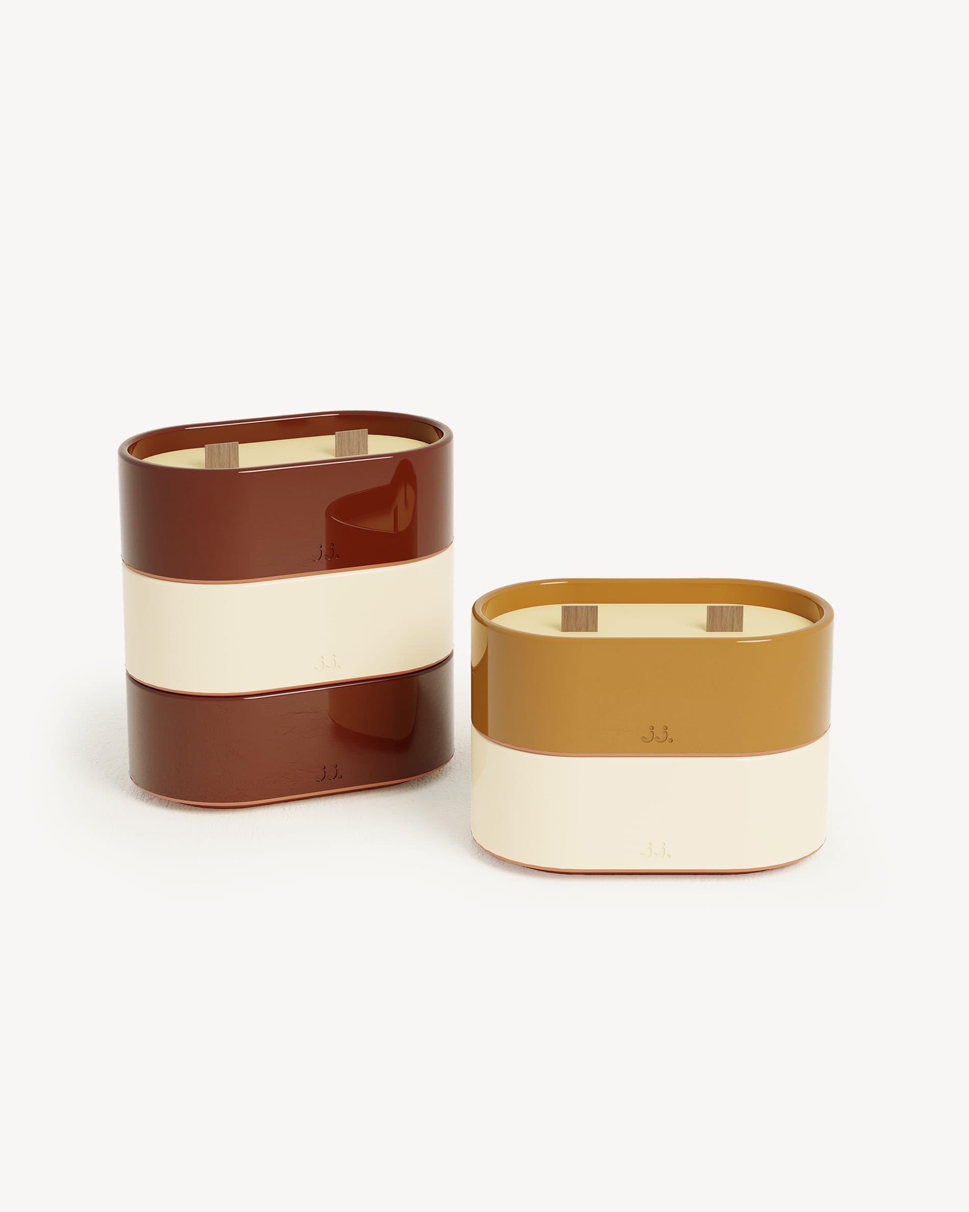 Totem L kaars in tweekleurig keramiek, ivoorbeige en sienna-bruin, geparfumeerd met citronella en tonen van oranjebloesem.