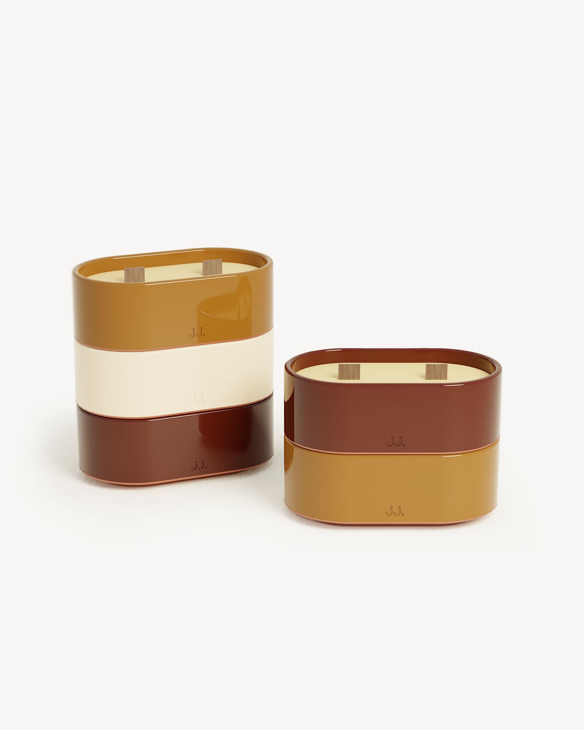 Totem S-kaarsen met roodoxide- en sienna-bruine afwerking, geparfumeerd met citronella en tonen van geranium en oranjebloesem.