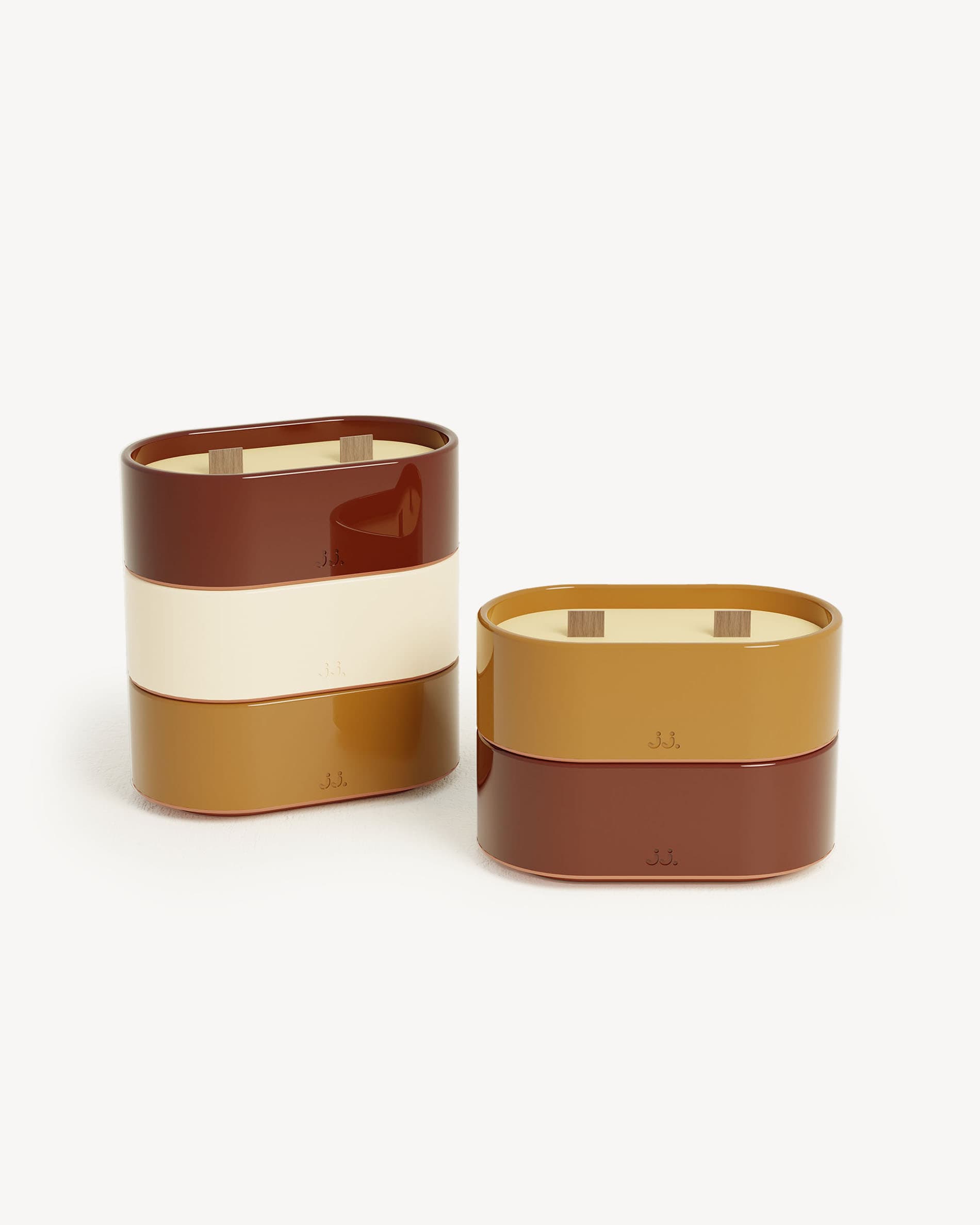 Totem S kaarsen met rood oxide en sienna bruin afwerking, geparfumeerd met citronella en tonen van geranium en oranjebloesem.