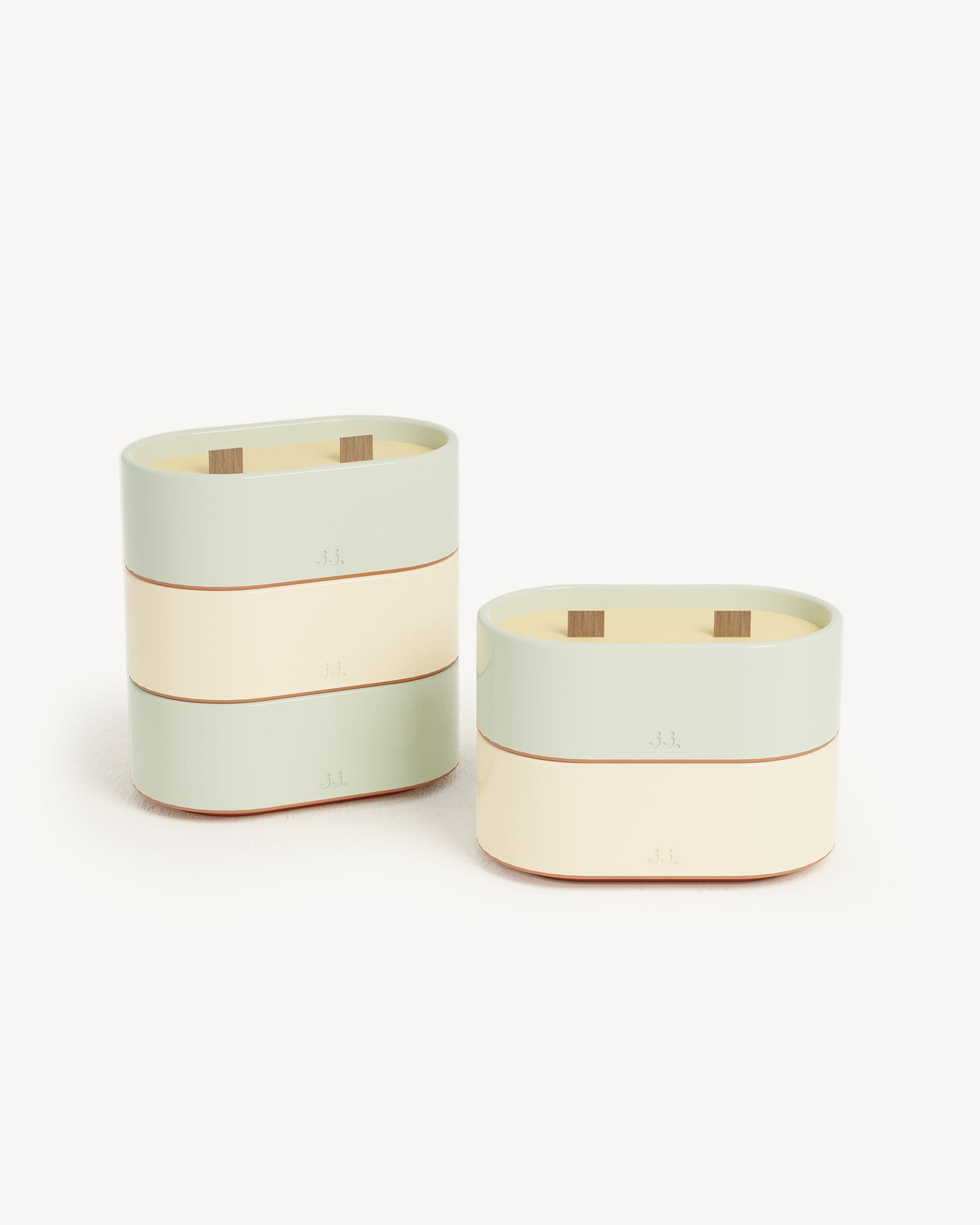 Set van Totem S-kaarsen in watergroen en ivoorbeige, geparfumeerde was met citronella, eucalyptus en citroen.