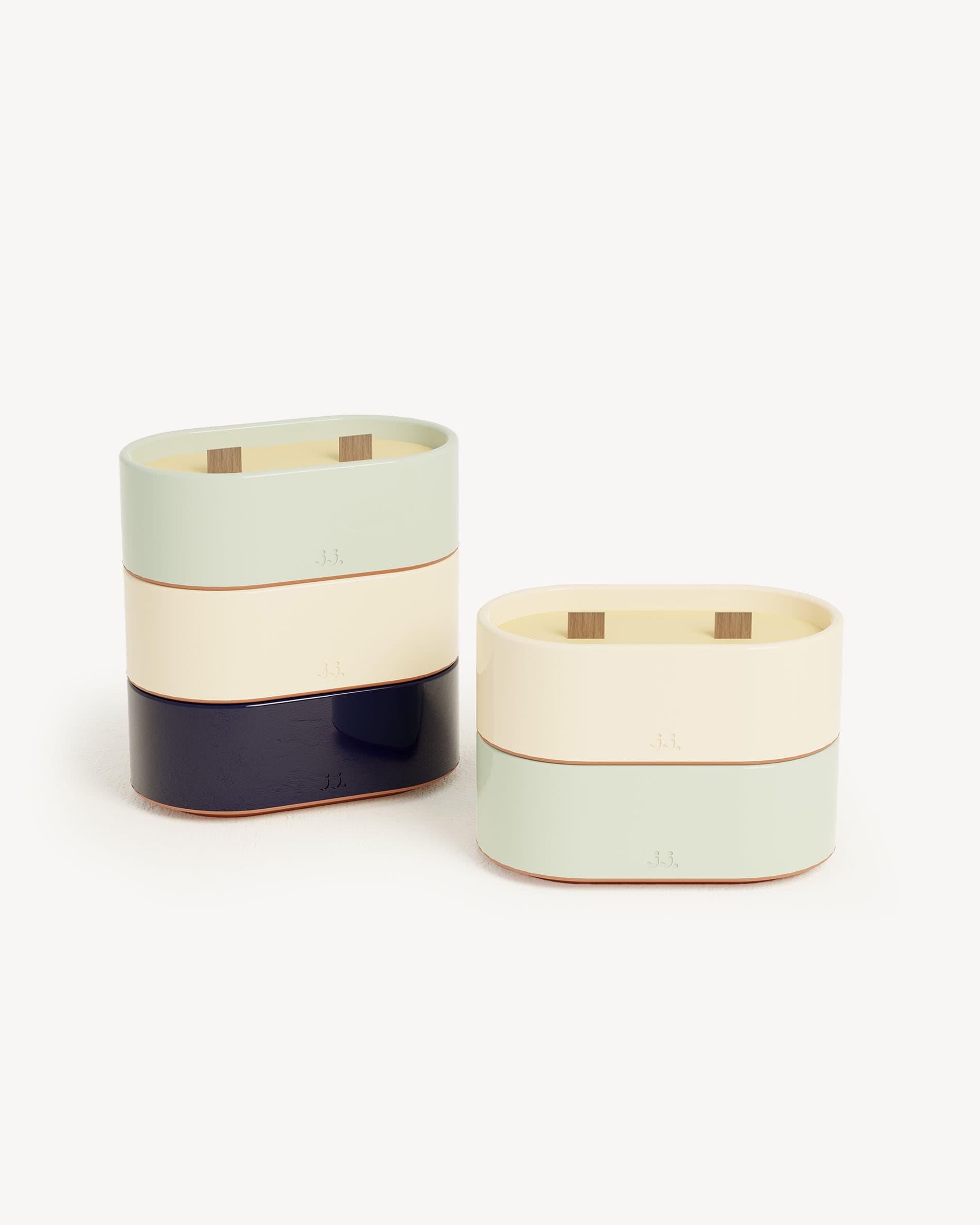 Set van Totem S-kaarsen in watergroen en ivoorbeige, geparfumeerde was met citronella, gecombineerd met eucalyptus en citroen.