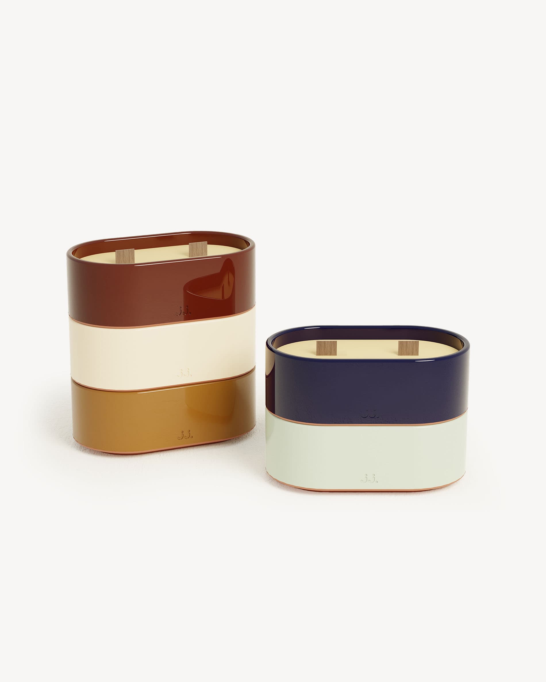 Set van Totem S kaarsen in multicolour keramiek: watergroen met citronella & eucalyptus, marineblauw met citronella & zeezout, oxide-rood met citronella & geranium, sienna-bruin met citronella & oranjebloesem, ivoorbeige met citronella & citroen.