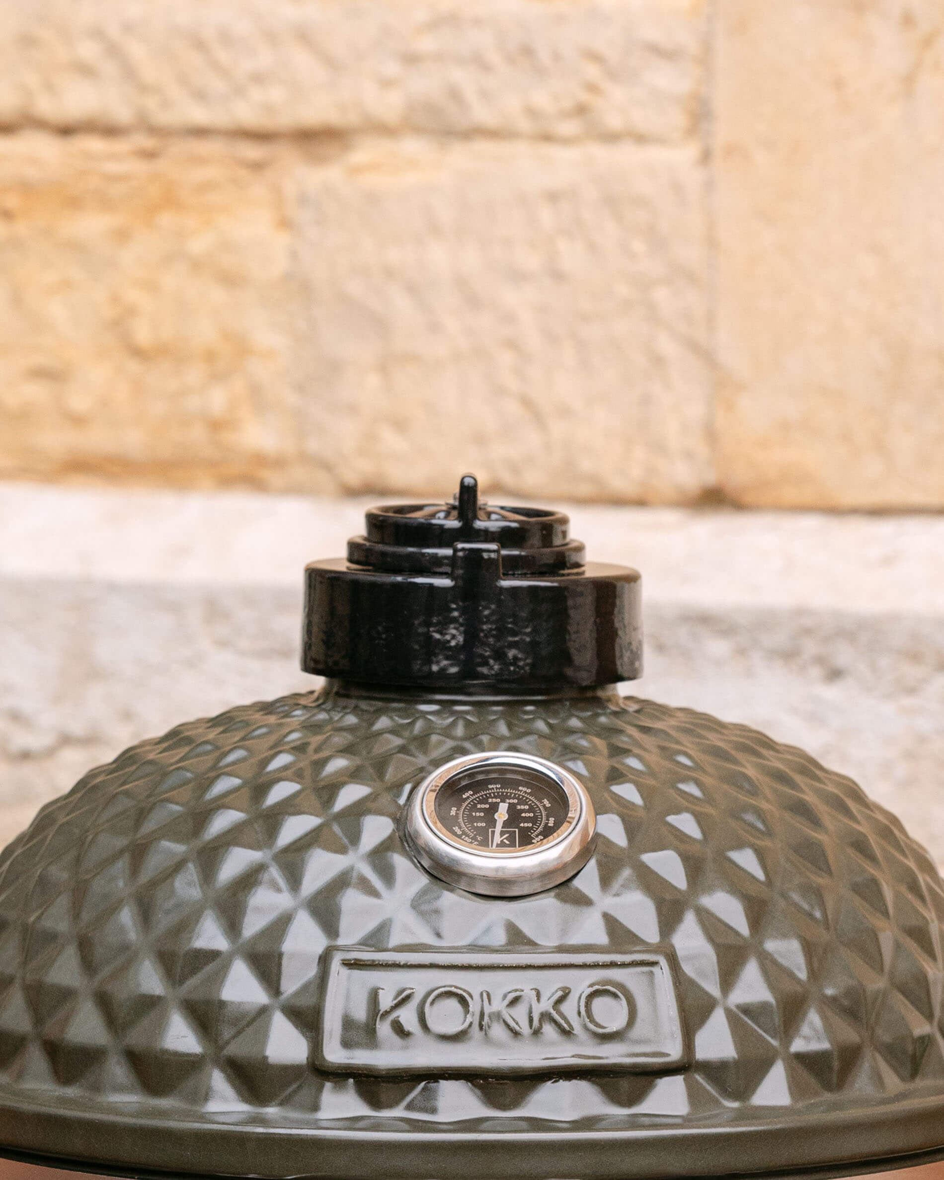 Cheminée en fonte installée sur le couvercle d’un kamado Kokko.
