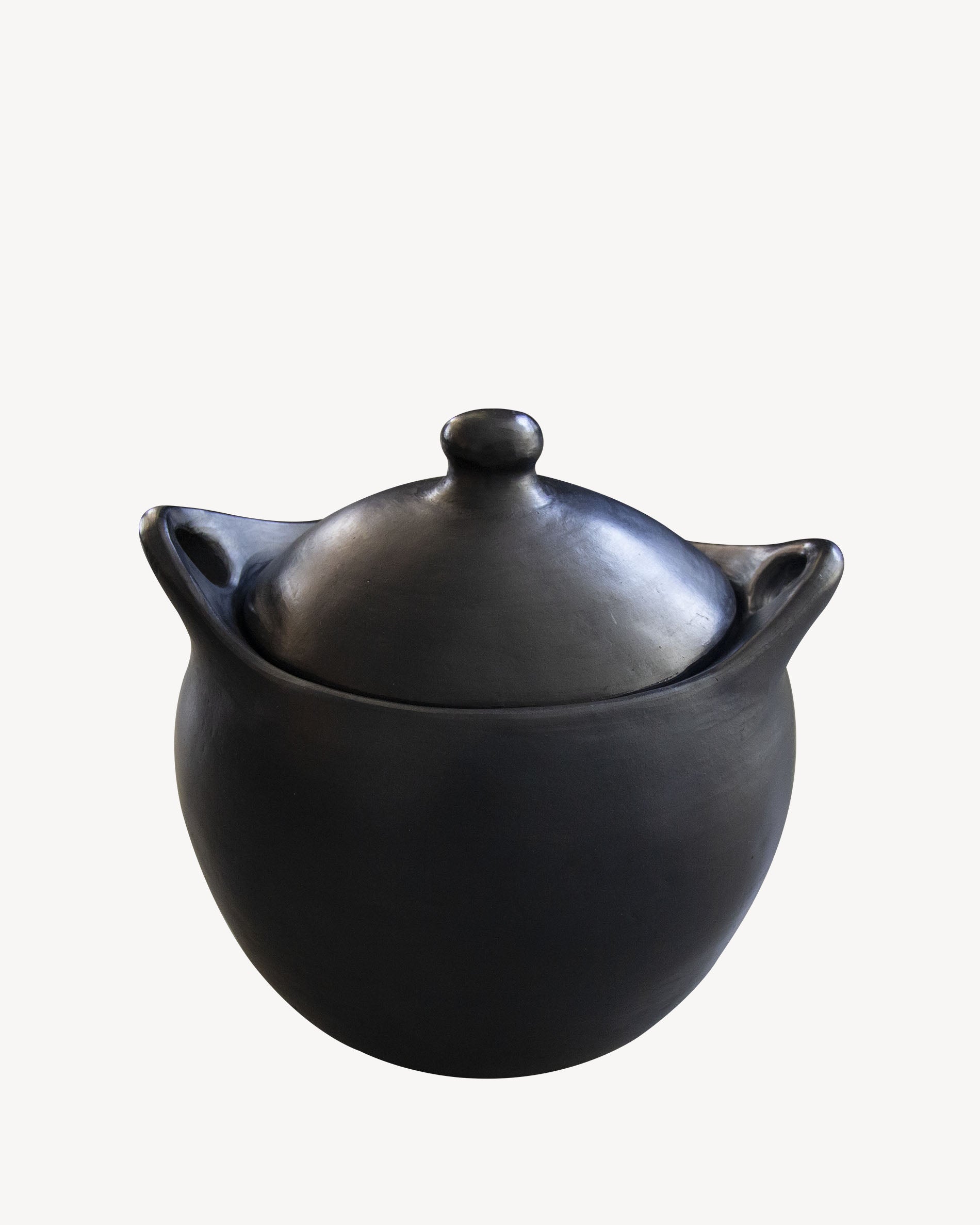 Cocotte haute ronde en argile noire Chamba
