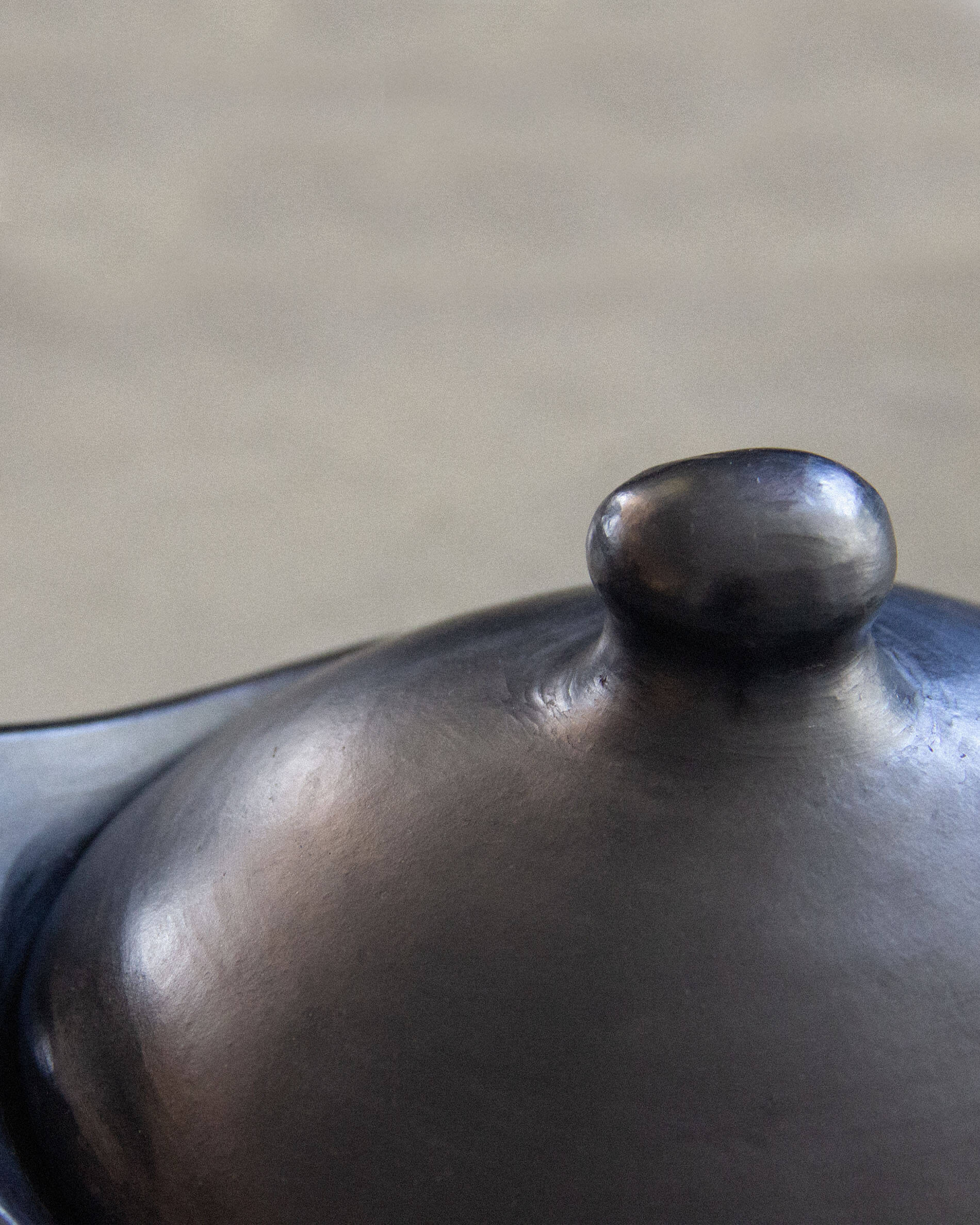 Cocotte haute ronde en argile noire Chamba