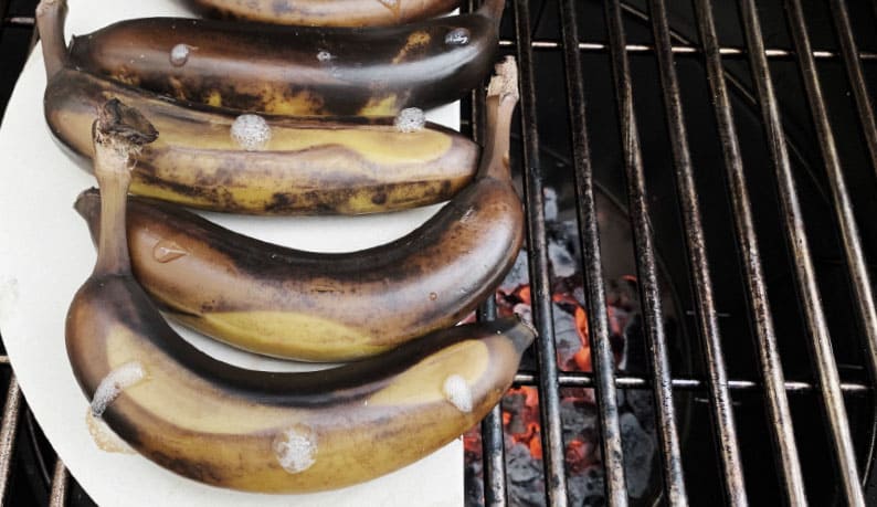 Bananen indirect garen op de kamado