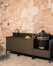 Cuisine extérieure Kokko olive avec évier noir et kamado intégré