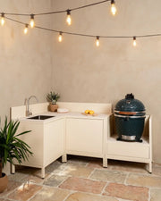 Kokko Pilotis beige buitenkeuken met gootsteen en oceaanblauwe kamado.