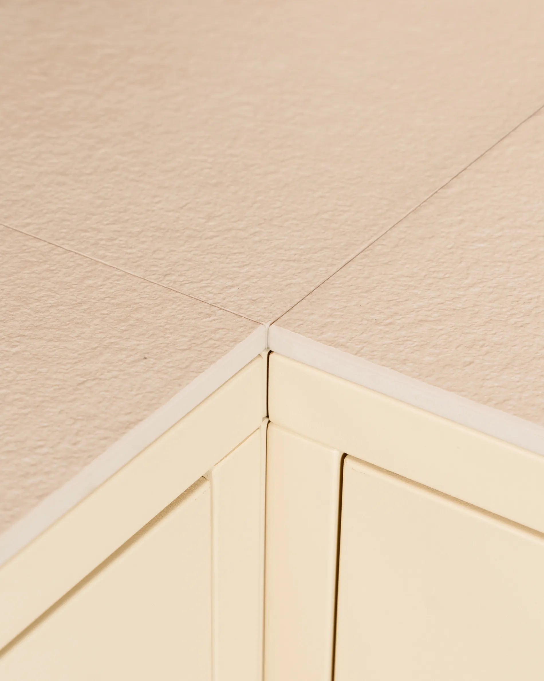Détail angle et assemblage cuisine extérieure Kokko crème