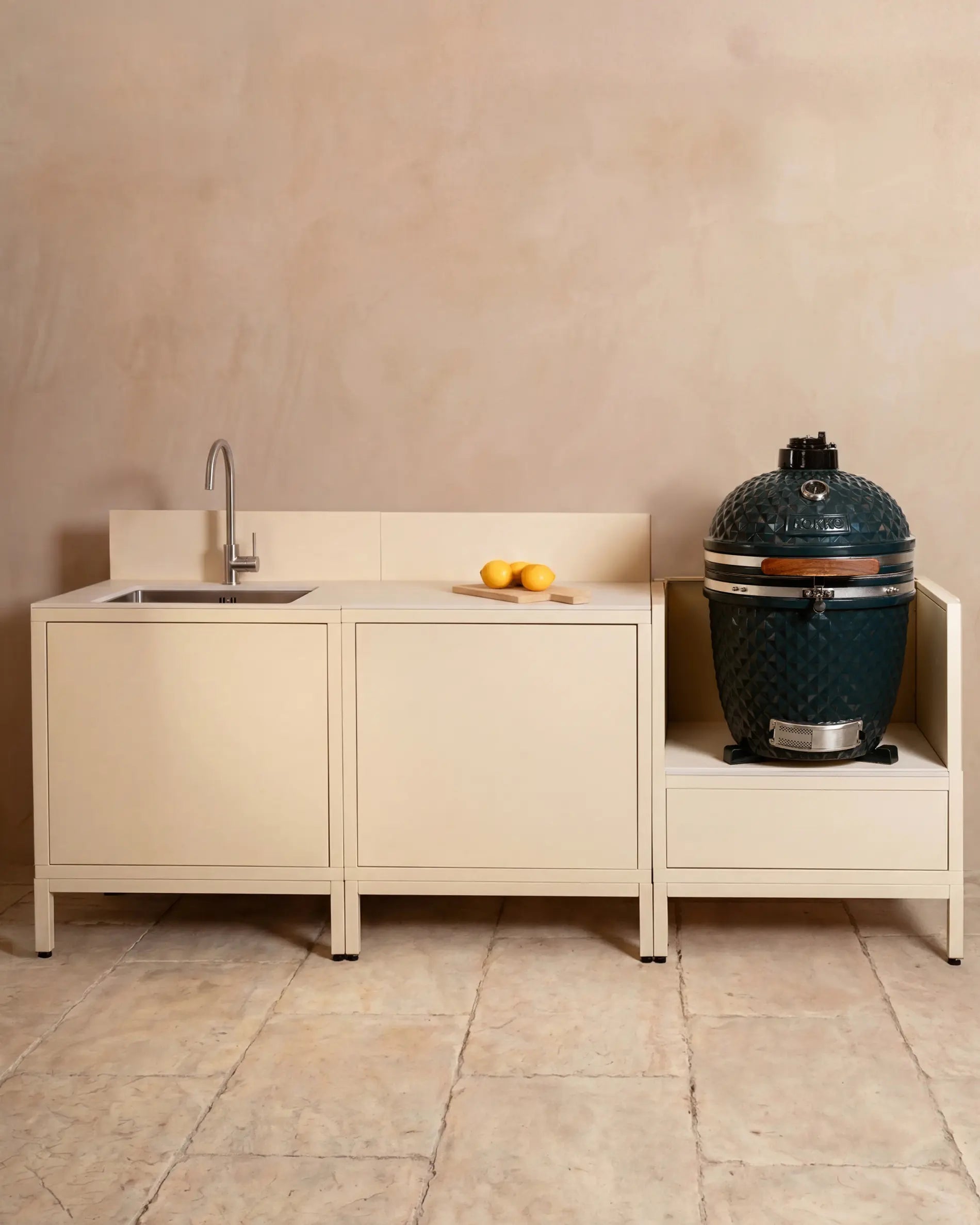 Cuisine extérieure Kokko crème avec évier, kamado et trois modules