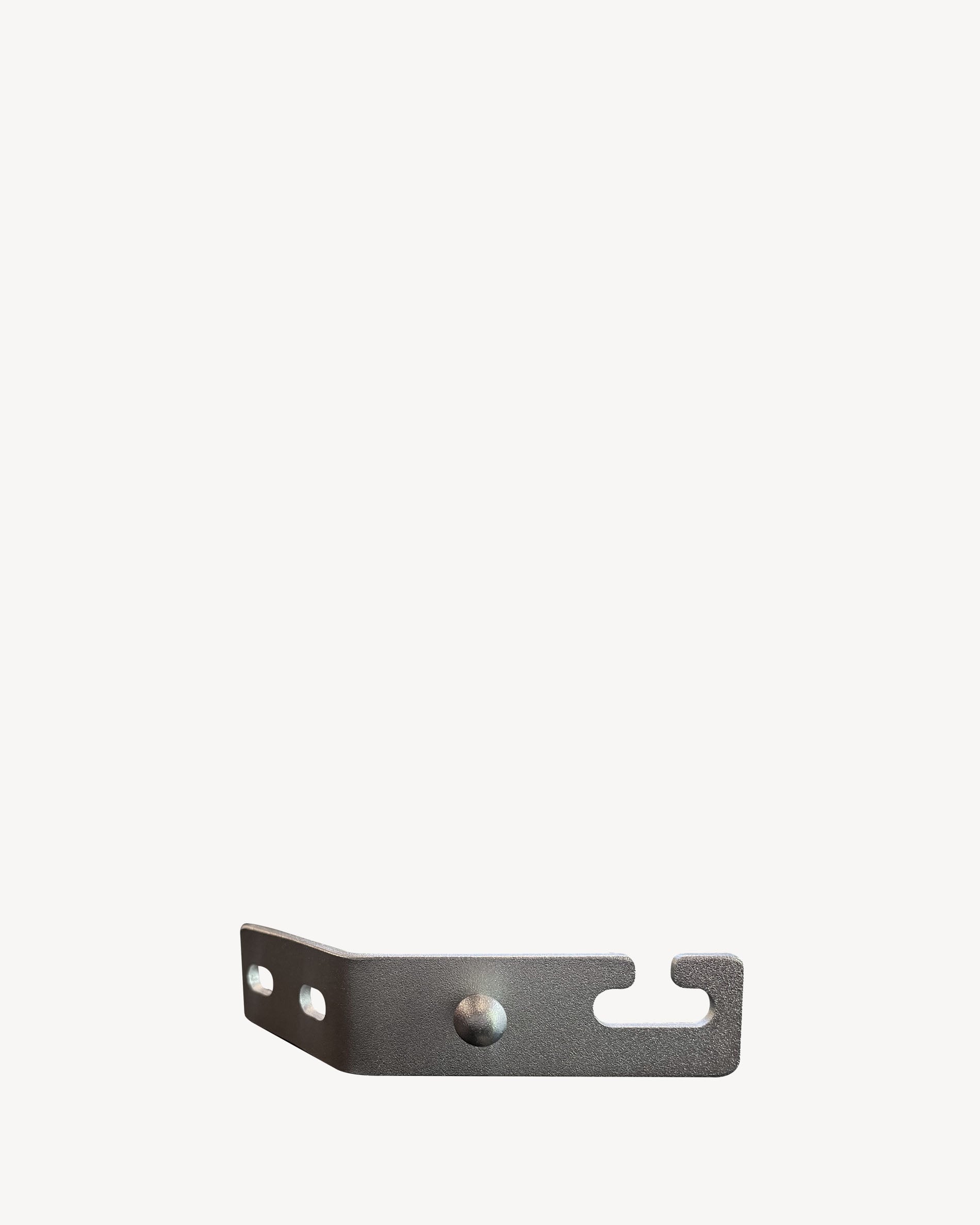 Pièce de fixation métallique pour plateau de kamado, avec encoche, perçages de vissage et finition thermolaquée.