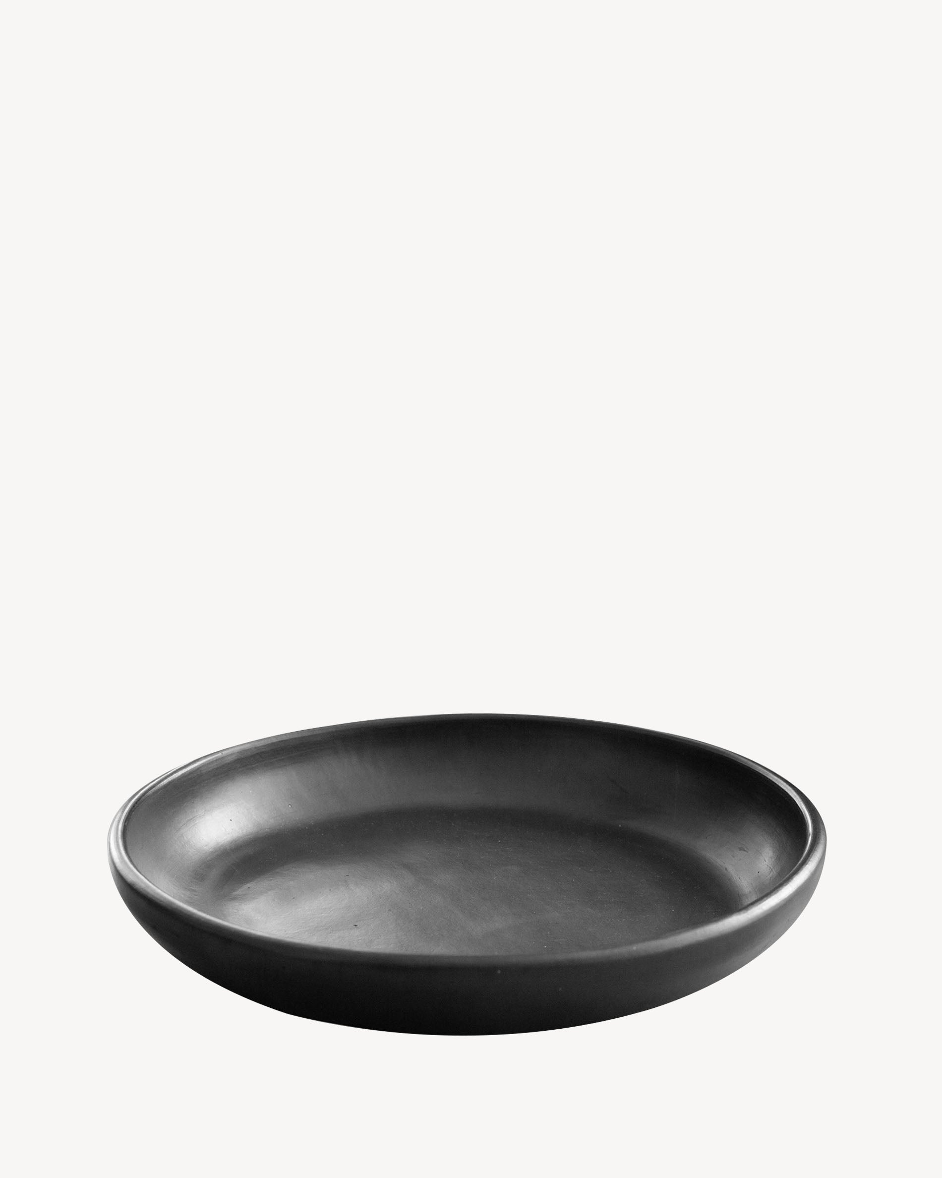 Grand plat rond en argile noire Chamba