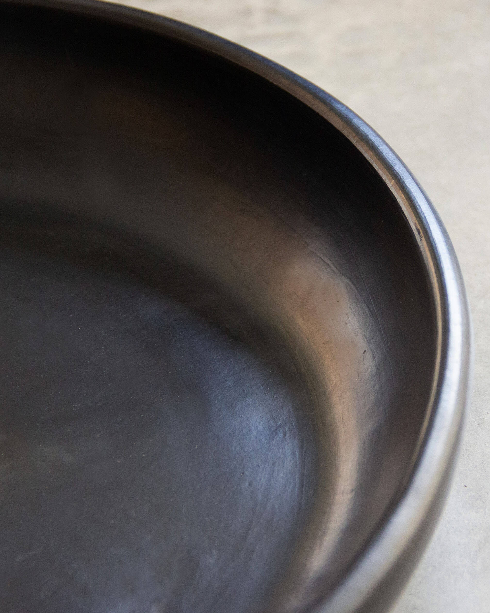 Grand plat rond en argile noire Chamba