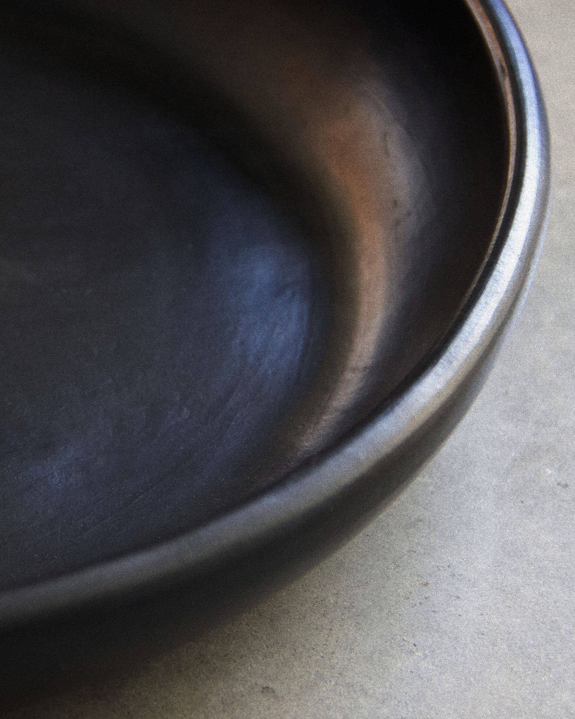 Grand plat rond en argile noire Chamba