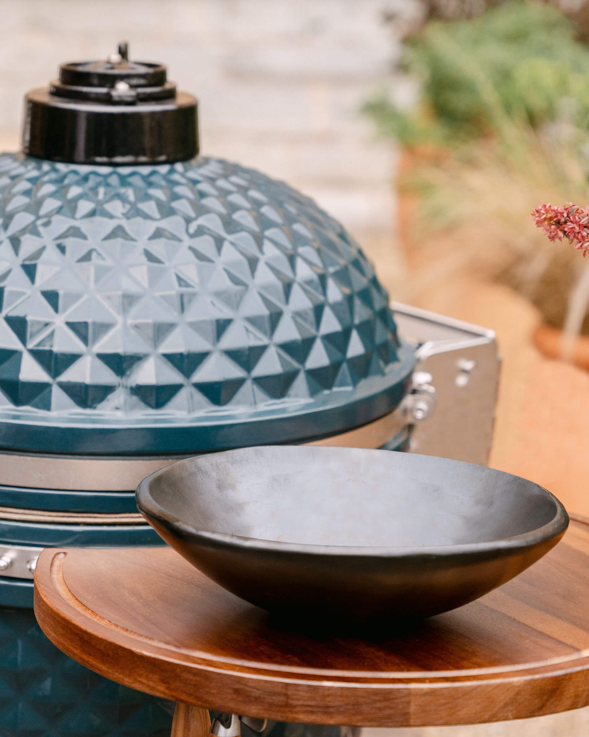 Grande coupe en argile noire Chamba devant kamado