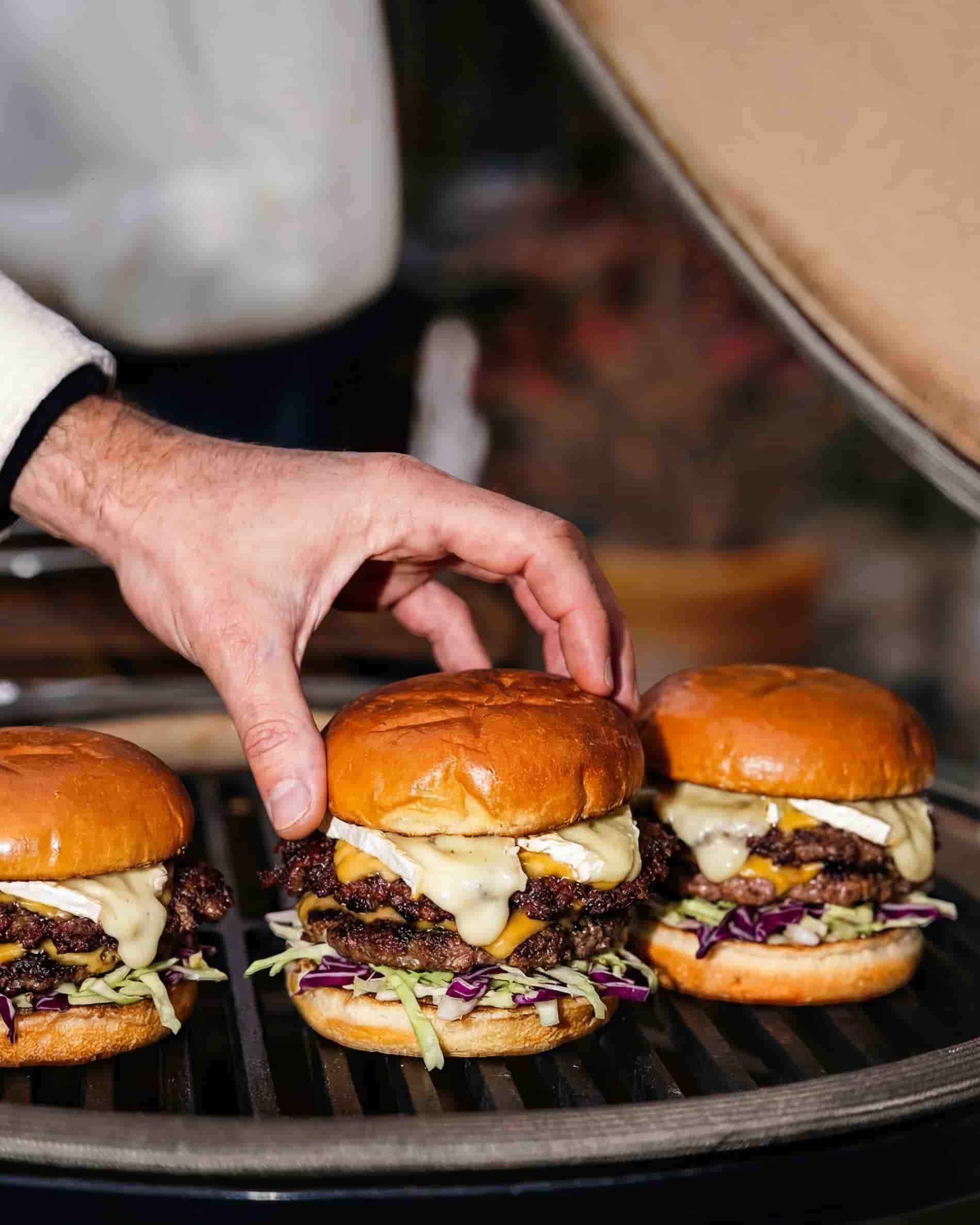 Gietijzeren rooster met hamburgers