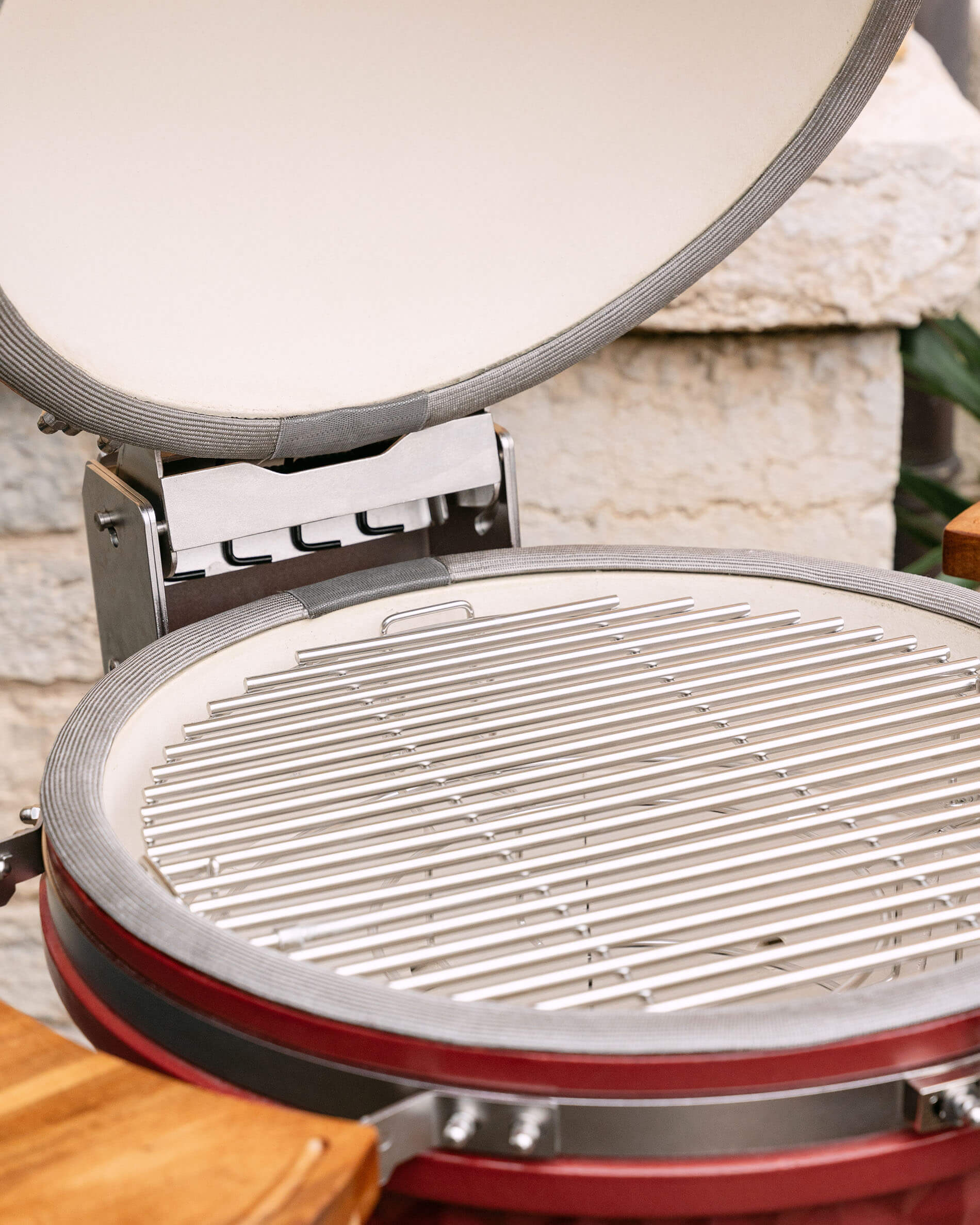 Roestvrijstalen grillrooster geplaatst in een Kokko kamado.