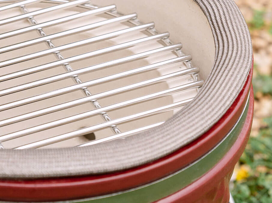 Glasvezelafdichting van de Little Kokko, zichtbaar rond de rand van de kuip voor een perfecte afdichting van de kamado.