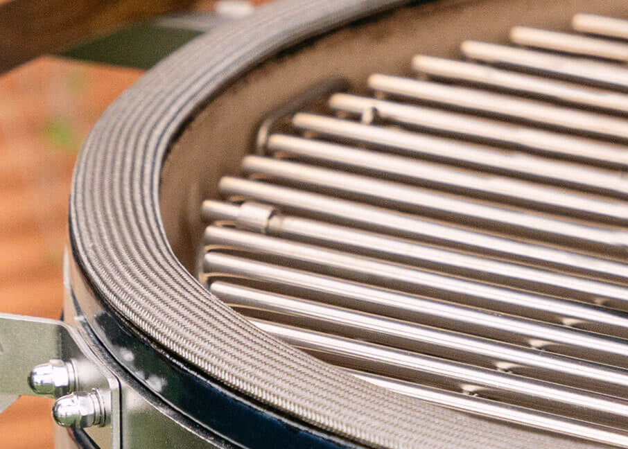 Detail van de glasvezelafdichting van de Kokko kamado, geplaatst tussen de kuip en het deksel voor optimale afdichting en nauwkeurige temperatuurbeheersing.
