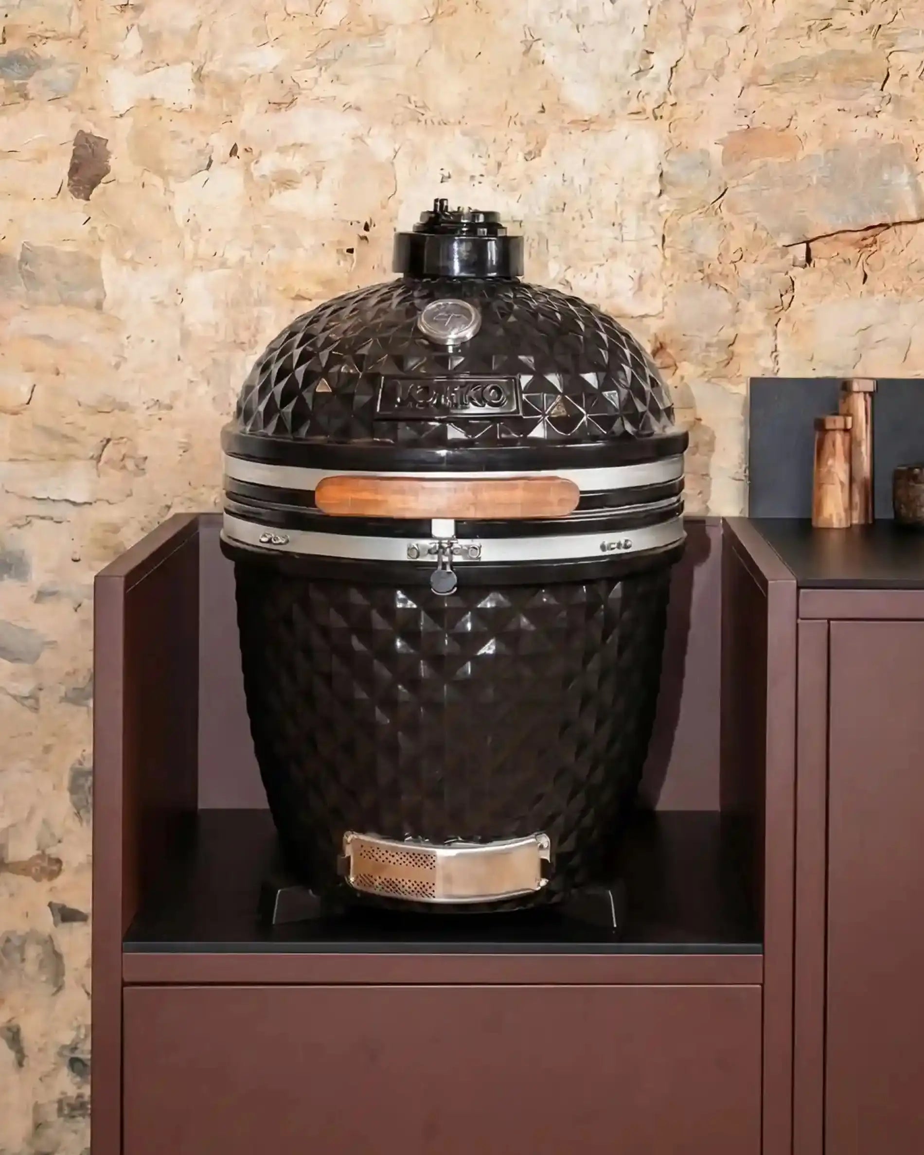 Kamado Kokko intégré dans cuisine extérieure avec plan de travail