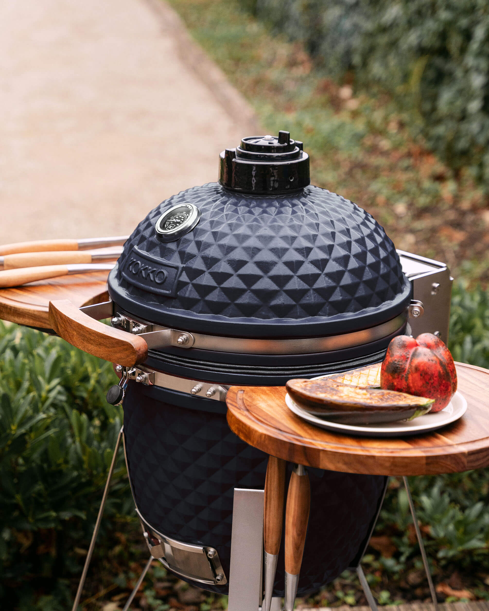 Kokko Kamado L 18 inch in marineblauw keramiek met zijtafels.