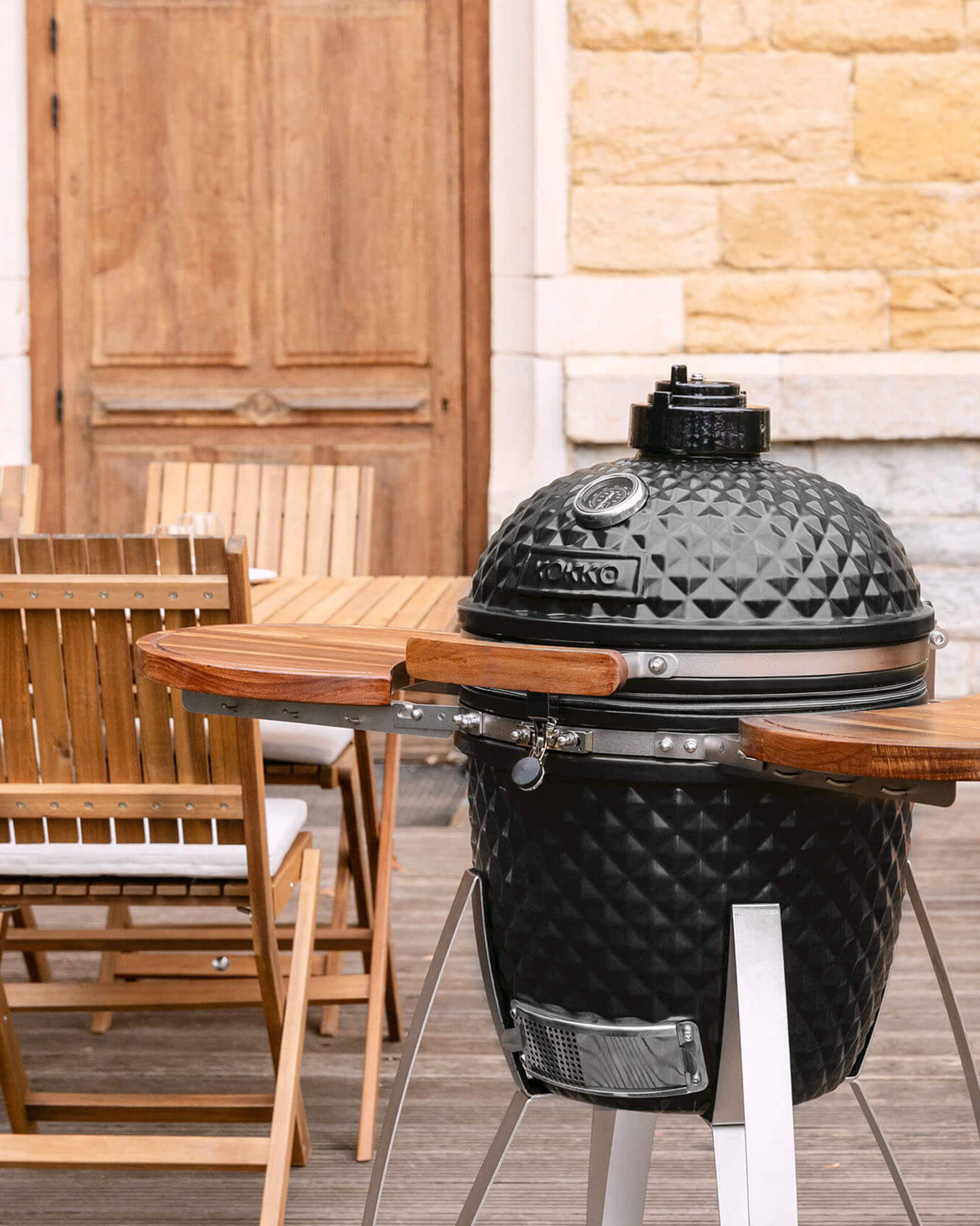 Kokko kamado barbecue 18 inch in zwart, solo gepresenteerd in de buitenlucht.