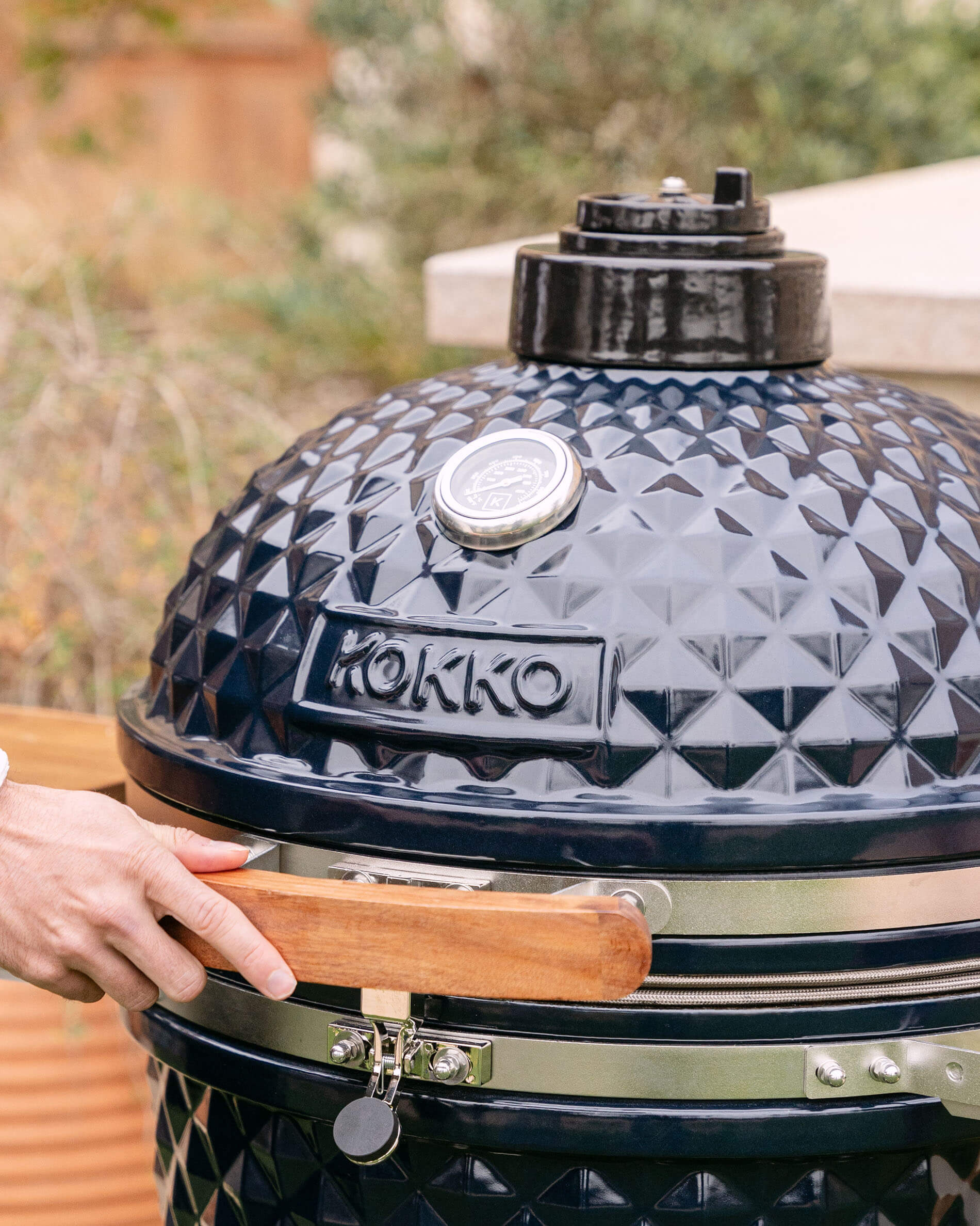 Close-up van het deksel van een Kokko XL 22 inch kamado in marineblauw keramiek.