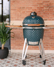 Kokko Kamado XL 22 inch in oceaanblauw keramiek op verrijdbaar onderstel.