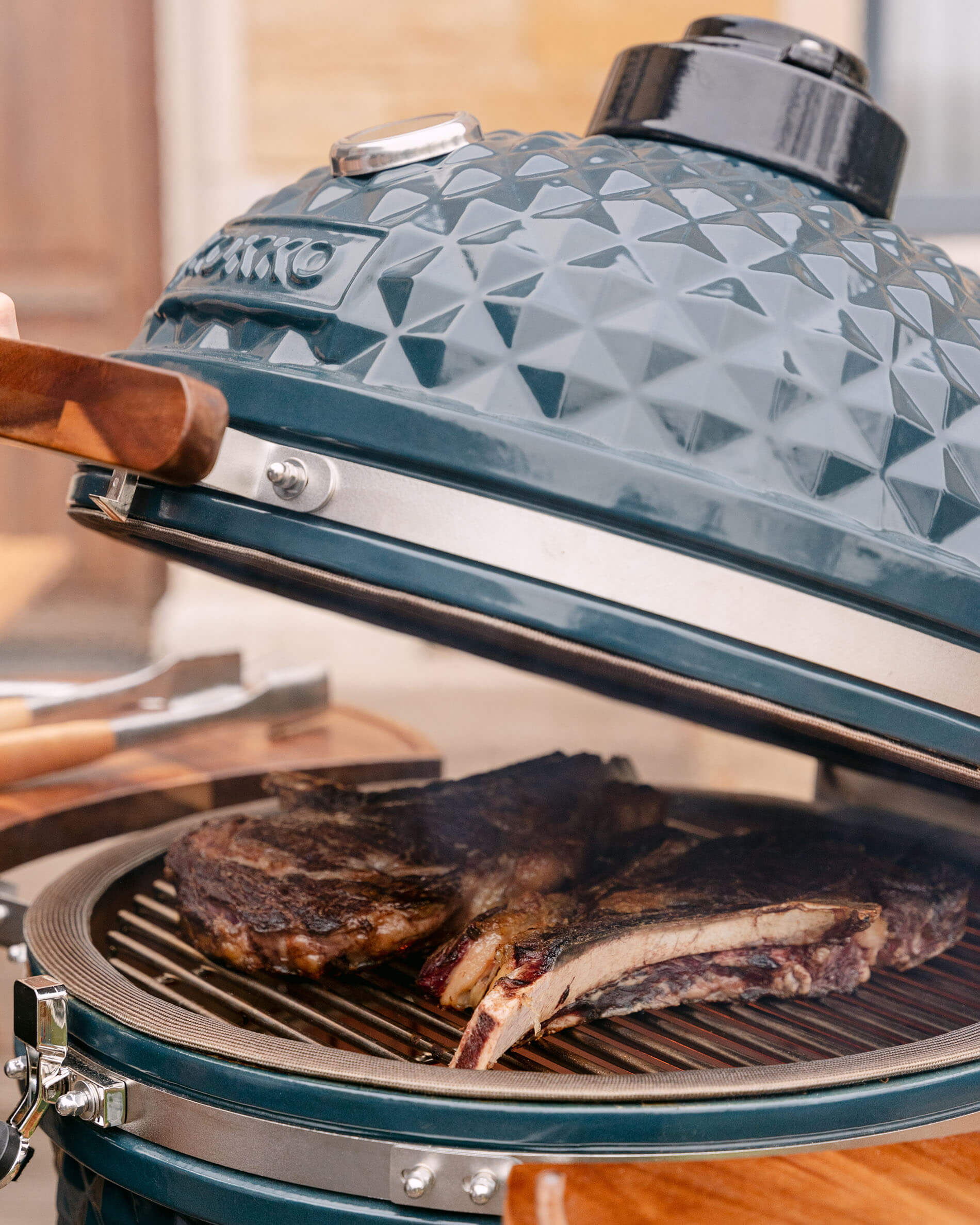 Detail van het deksel van een Kokko XL 22 inch kamado in oceaanblauw keramiek.