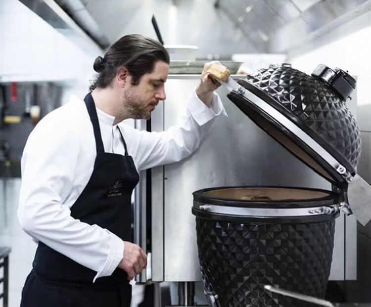 Kamado Kokko bij de villa van Camille en Julien