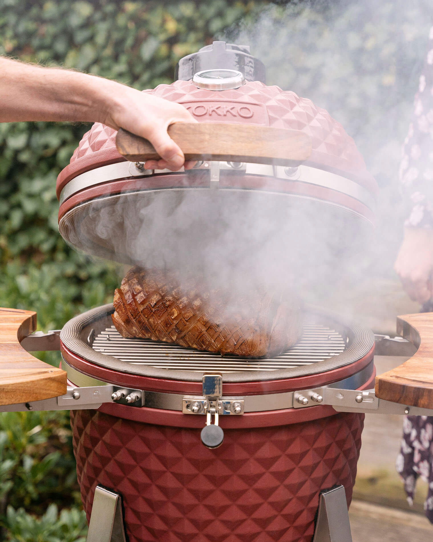 Kamado kokko fumant rouge oxyde