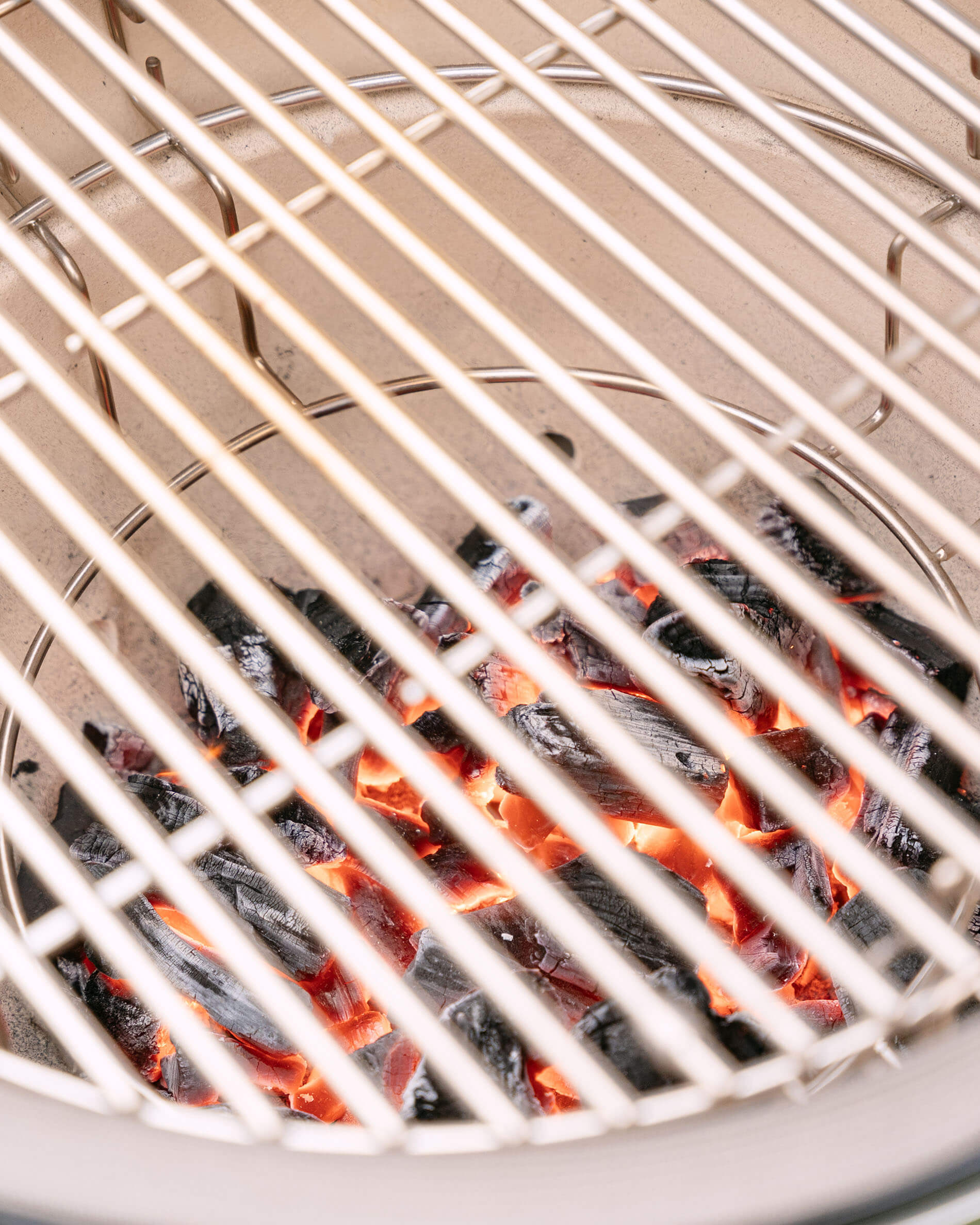 Close-up van het roestvrijstalen grillrooster van de Kokko kamado.