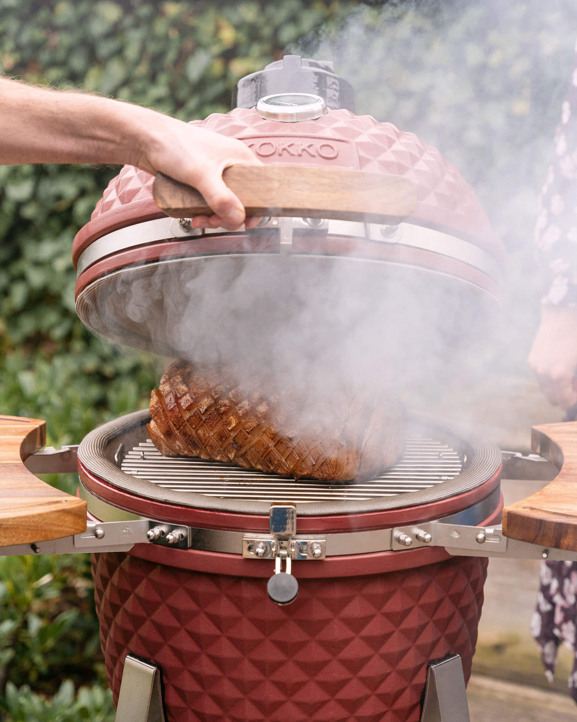 Kamado Kokko L 18 inch tijdens het roken met opstijgende rook.