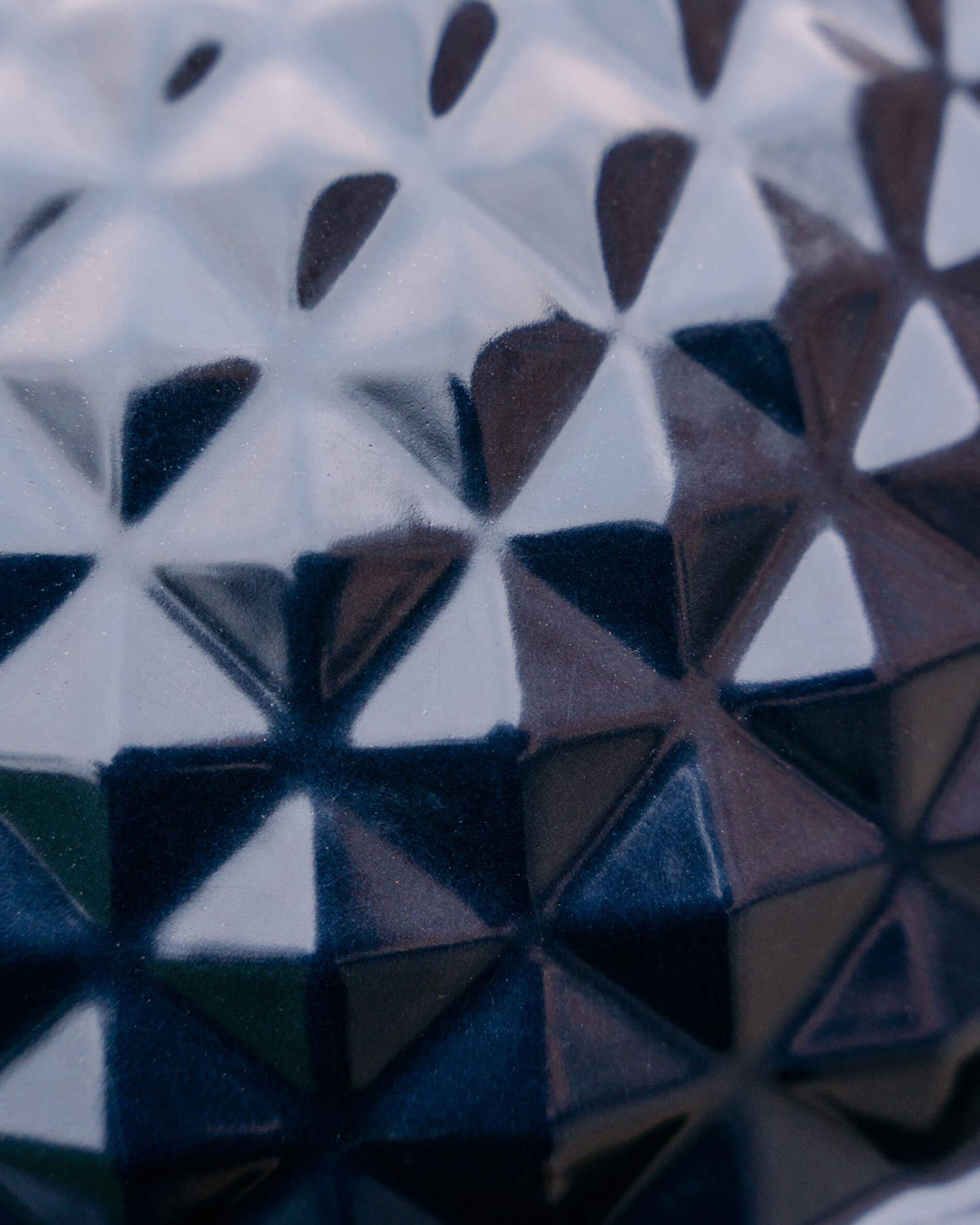 Close-up van het diepblauw getextureerde keramiek van de Kokko L 18 inch kamado.