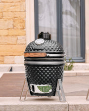 Kamado Little Kokko 13 van diepzwart keramiek op zijn onderstel.