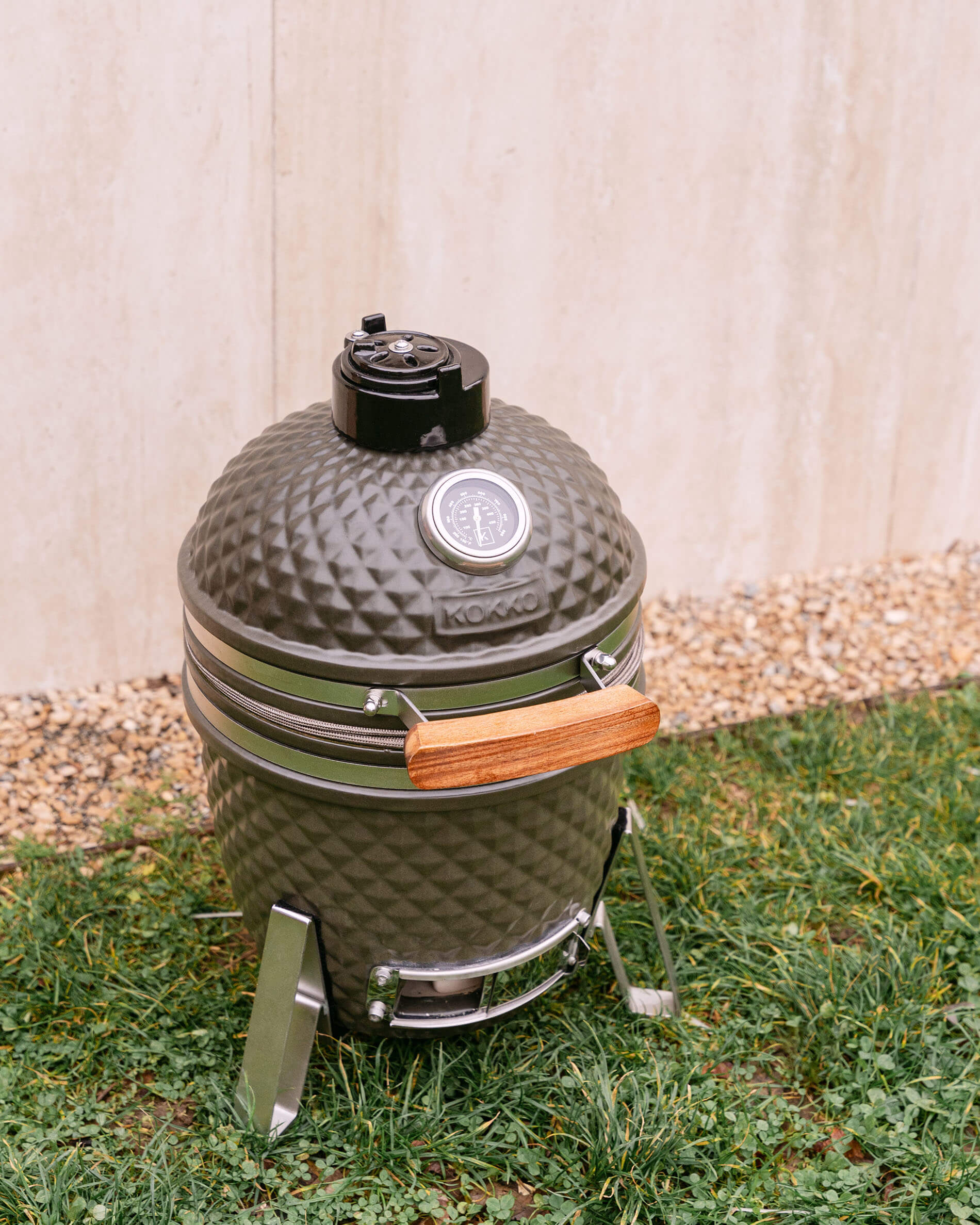 Kamado Little Kokko 13 van keramiek gepresenteerd in de buitenlucht.