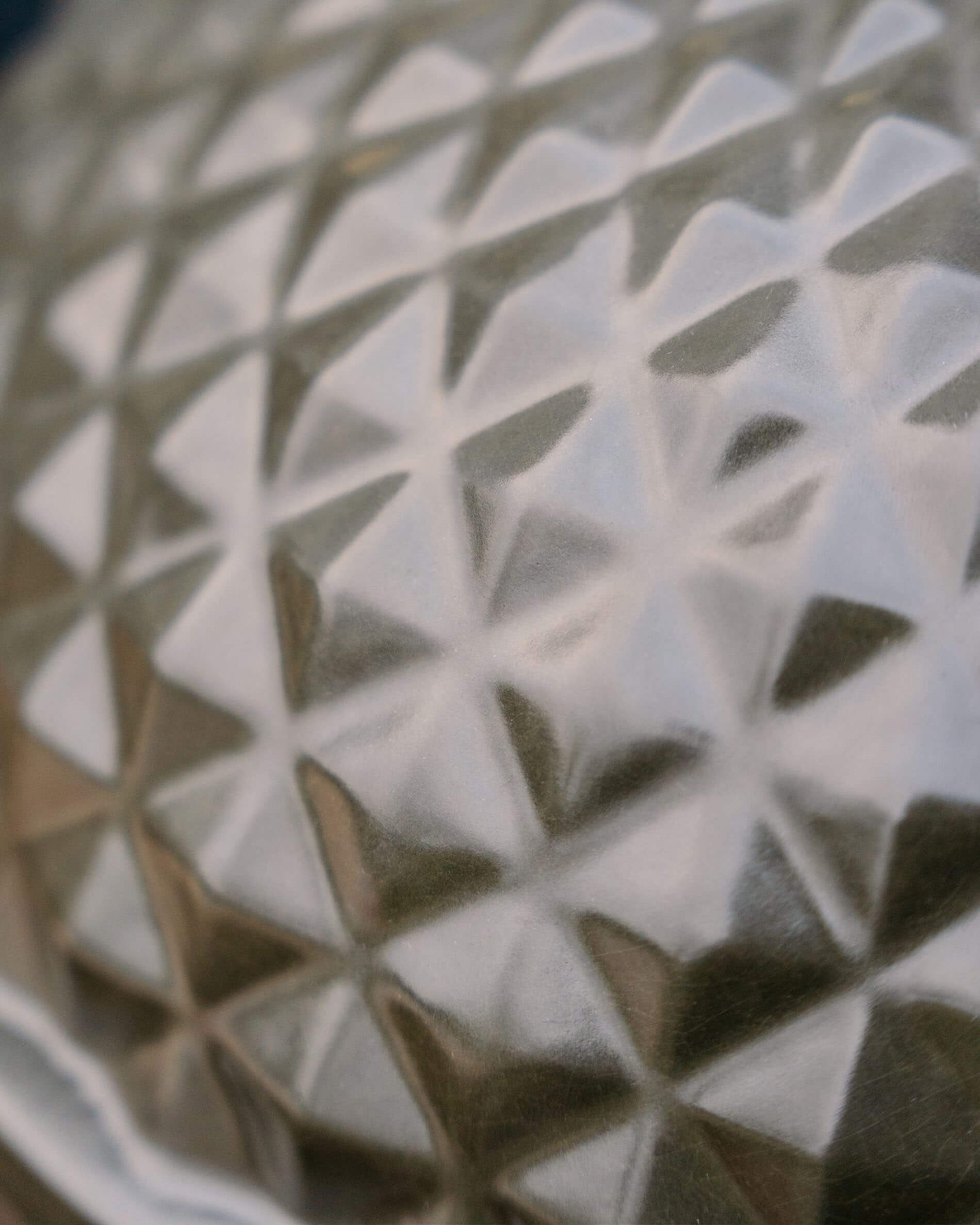 Close-up van het olijfgroene, getextureerde keramiek van de Kokko kamado.